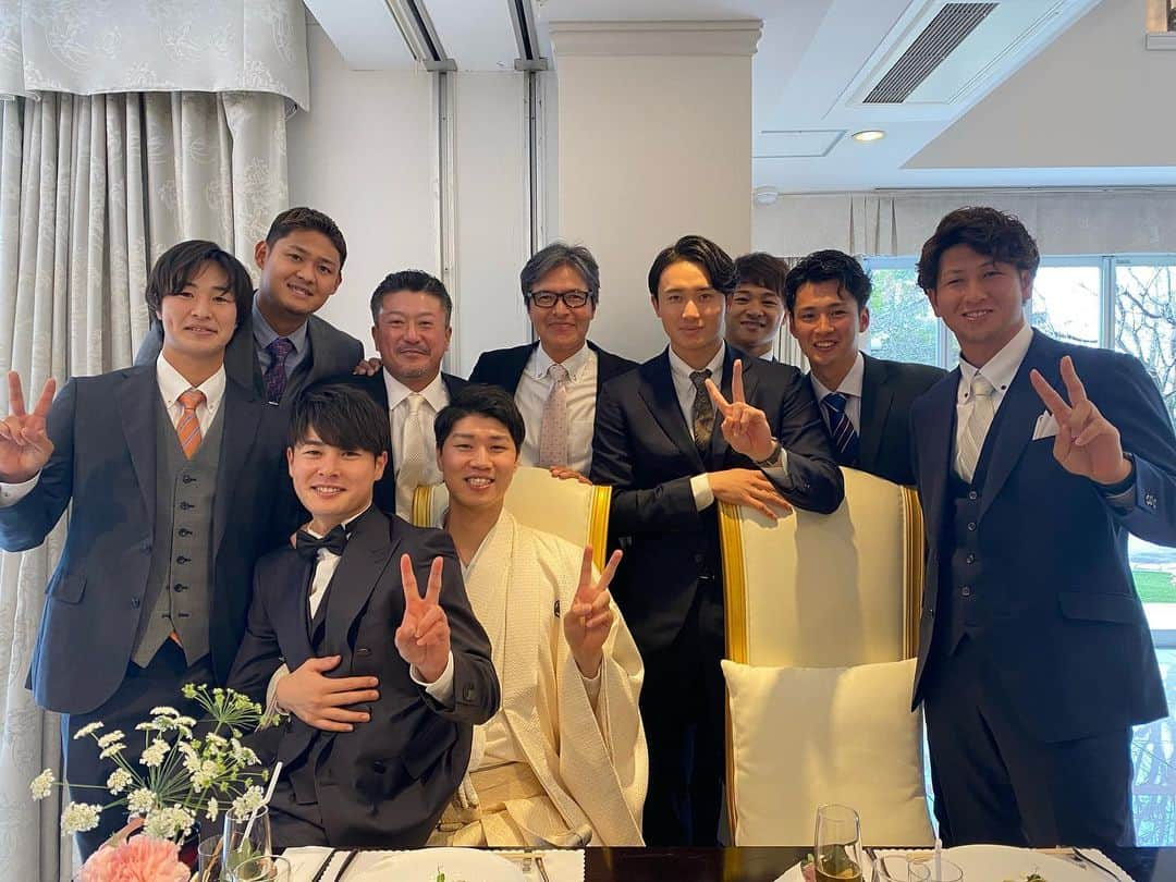 小澤怜史のインスタグラム：「晨、りこさんおめでとう㊗️ お幸せに😊 #結婚式#披露宴#ホークス#同期#ヤクルト」