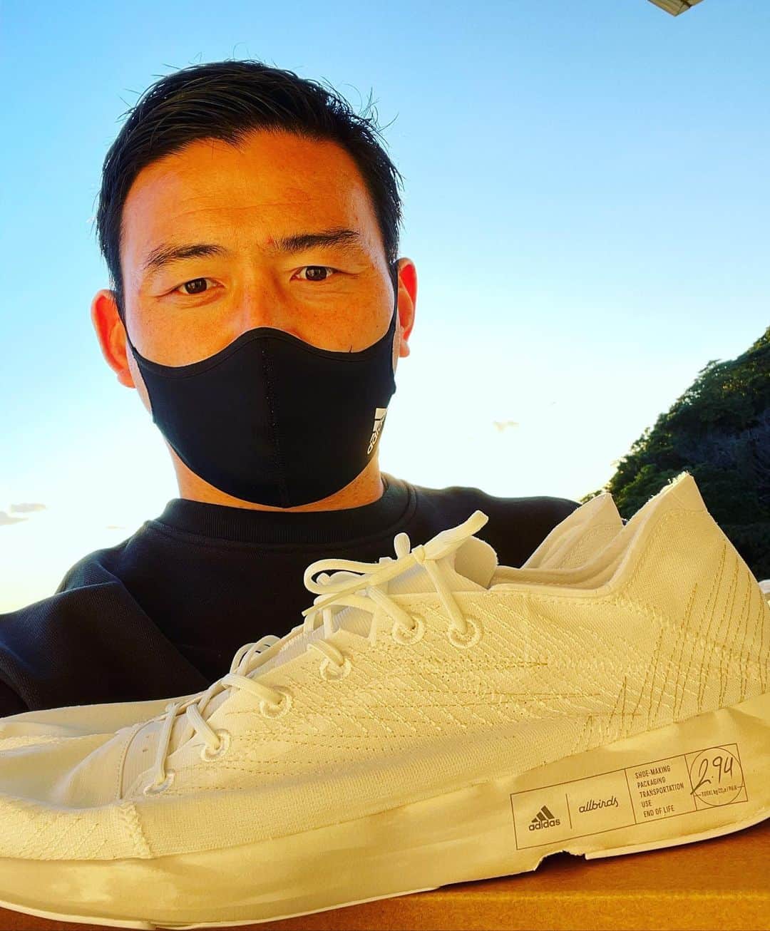 のインスタグラム：「adidasとAllbirdsの最新コラボレーションシューズがようやく発売されます👟 1足あたり2.94kg CO2eで、世界で最も低いカーボンフットプリントの ランニングシューズです。 私もできるだけLEDの活用をしたいと思います。このシューズを選択することもカーボンフットプリントを減らす一歩です。皆さんもこのシューズを履いて、 より良い未来へ向けた一歩を踏み出そう🌎 #ImpossibleIsNothing #Futurecraft #createdwithadidas @adidastokyo @allbirdsjapan」