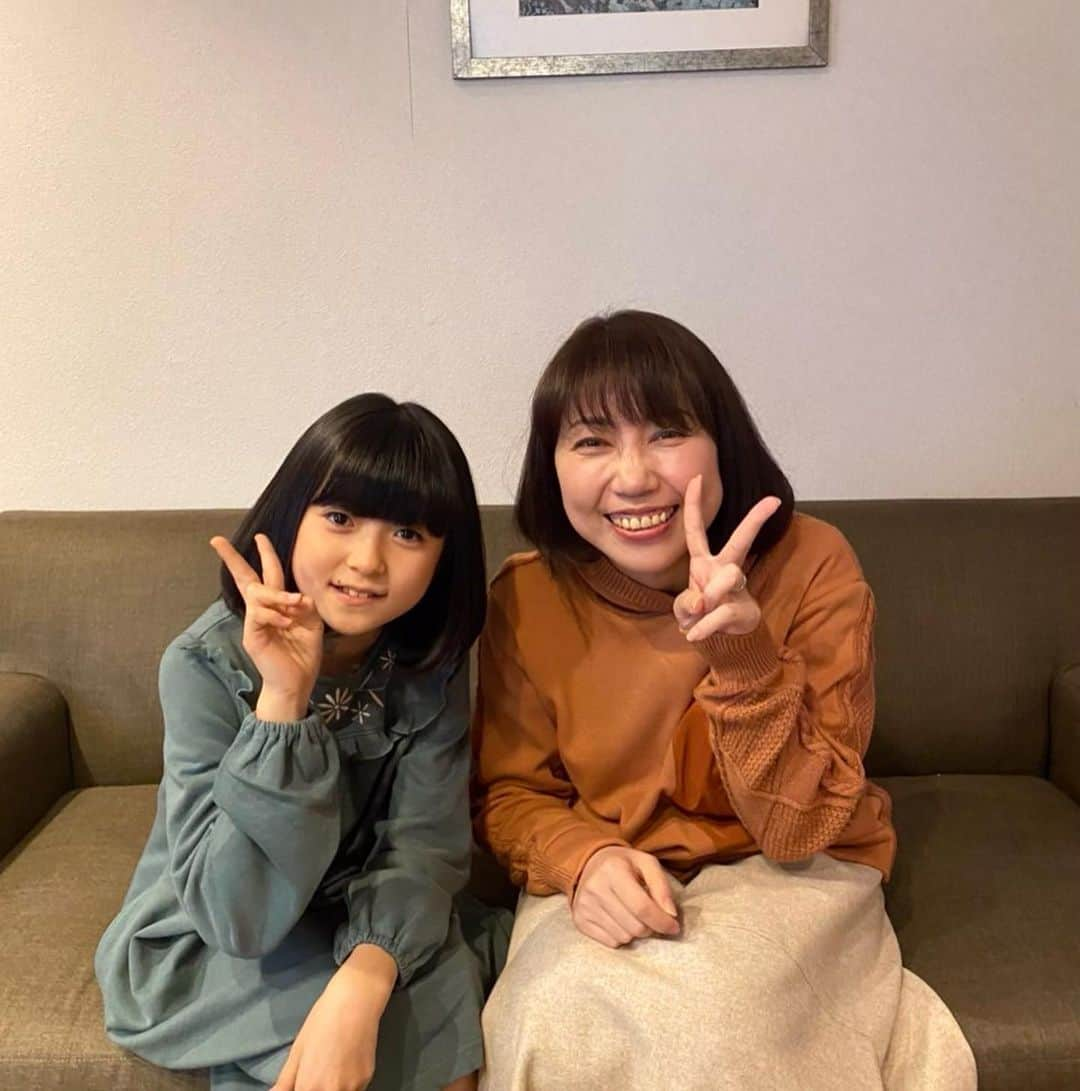 二月の勝者-絶対合格の教室-のインスタグラム：「続いての親子は浅井家👩‍👧  紫とお母さん☺️ 2人の会話を聞いてると紫が素直で 優しい子なんだと伝わる会話でした✨ #市川ぼたん #ザンヨウコ  お花が大好きな紫の受験結果は⁉️ 今夜の最終回、気になって仕方ない😣  ぼたんちゃん、お花がよく似合う💐😚  #二月の勝者 #絶対合格の教室  #日テレ #土曜ドラマ #柳楽優弥 #井上真央 #加藤シゲアキ #池田鉄洋 #瀧内公美 #今井隆文 #加治将樹 #住田萌乃 #岸部一徳」