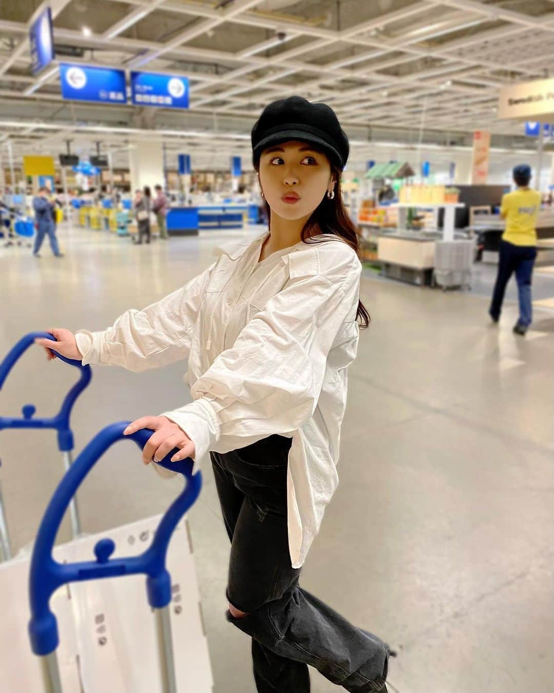 のインスタグラム：「🛒#ikea ♡ . . ようやく模様替えも落ち着き、新調した家具でクローゼットのお洋服が収ってきました♡ミニマリスト目指そう（たぶんむり笑）」