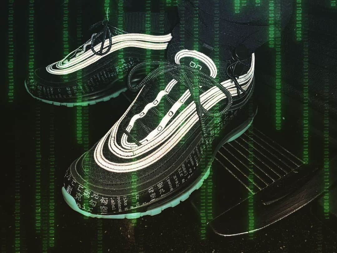 ウマヅラビデオのインスタグラム：「合間を縫って、マトリックスをmatrixモデルのAIRMaxで観に行く都市伝説界の神童。 内容はかなり面白い。人間はいざ自由を与えられてもそこから抜け出さない。安定と安心を求める。しかし真実はかなり闇が深い。我々が今生きているこの世界も支配というマトリックスである。 それに気づいたとしても行動するかしないかである。  #マトリックスレザレクションズ   #matrix   #目覚めよ日本人   #ウマヅラビデオ」