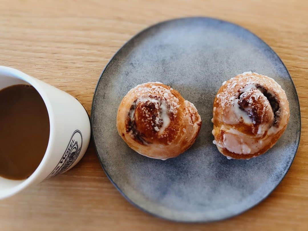 田辺誠一さんのインスタグラム写真 - (田辺誠一Instagram)「コンビニで買ったシナモンロールとコーヒーでフィンランドに行った気分」12月18日 16時32分 - tanabe1969