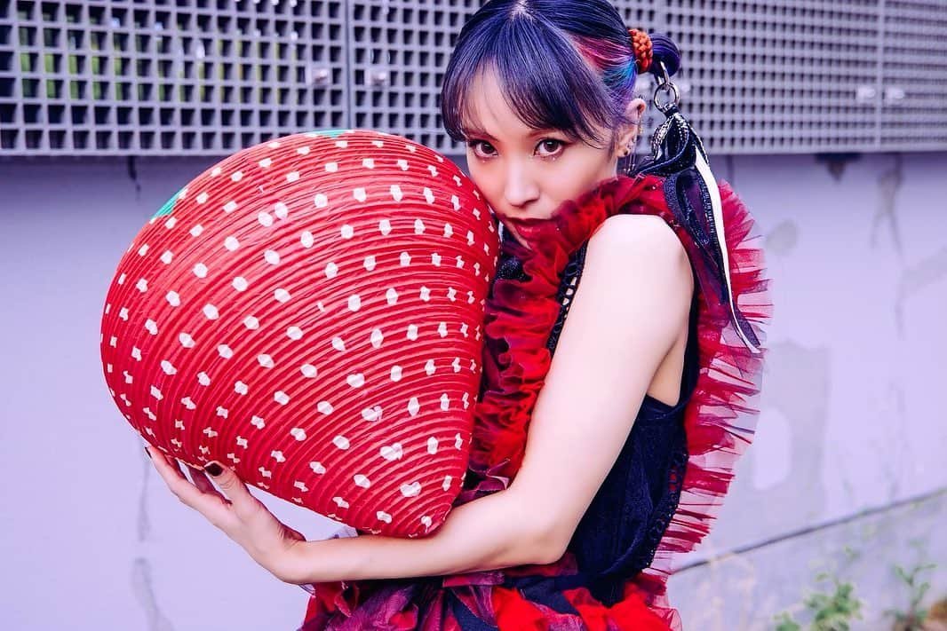 LiSAさんのインスタグラム写真 - (LiSAInstagram)「LiVE is Smile Always〜LADYBUG〜② #りさふく　#りさへあめいく  ①のスカートの中にこのスカートを仕込んでいて、黒いスカートを外すと真っ赤なてんとう虫色になる🐞 この衣装何度もハプニングをくれました🤣12公演中完璧なタイミングで完璧な着れたの2回くらいかも🤣終わった後の修正メモにプロデューサーから毎公演　#スカート脱ぐタイミング確認　ってかかれてた🤣 🐞黒いスカートを脱ぐのを忘れて曲がはじまる(スタッフがひょこひょこ下の基地から顔出して私に合図してるのにMCに夢中で気がつかない) 🐞肩の紐をかけるのを忘れてスカートのまま 🐞歌ってる途中で引っ掛けてスカート脱げてホットパンツに (武道館ファイナルの日ViVALAMiDALAのラスサビのええタイミングで投げたのは偶然)  でもどれもこれも結果いろんなレパートリーの衣装ってことで正解だった気がする💁‍♀️  #北海道の楽屋はミニオンズをたくさん用意して待っていてくれてせっかくなので一緒にまみれて撮ってもらった笑  #LADYBUGツアー  Styling @mikitiaizawa  Assistひでしさん　我那覇さん hair&make @tabatabamake 📸　@vizkage」12月18日 16時28分 - xlisa_olivex