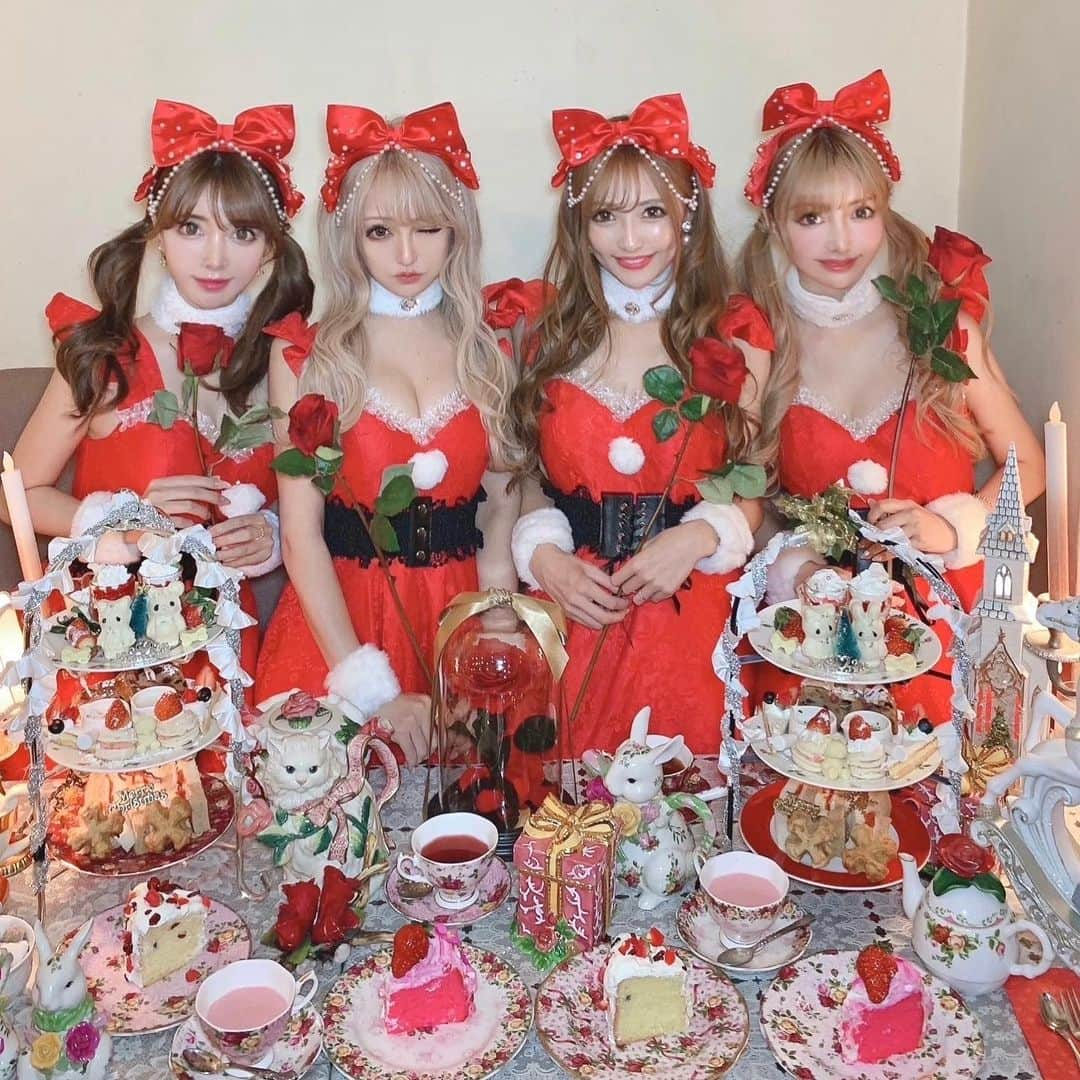 吉川ちえさんのインスタグラム写真 - (吉川ちえInstagram)「【Xmas⭐️女子会🎅🏻🍒】 . 目白にあるカフェアコリットで クリスマス女子会したよ😘❤️ みんなで🌸りなちゃんデザイン ( @dress_sugar )のサンタコス🎀 着て4姉妹になってみたよ🙈💘 . リボンカチューシャかわいい😊✌️ . #Sugar #サンタコス #サンタドレス #クリスマス会 #アフタヌーンティー #カフェアコリット #アコリット #xmas #xmasparty」12月18日 16時52分 - yoshikawachie_16