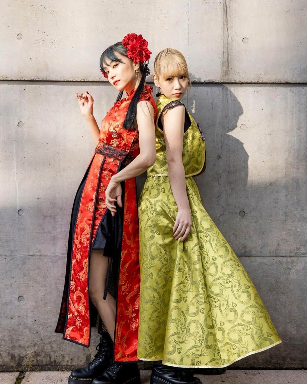 LiSAさんのインスタグラム写真 - (LiSAInstagram)「LiVE is Smile Always〜LADYBUG〜③ #りさふく　#りさへあめいく  「GL」の演出のためにオリエンタルドレスを作ってもらいましたっ🐼 ここで初めてダンサーLADYMANが登場するということもあって、一人一人のキャラクターを色で表しています🔴🟣🟡🟢🔵 みんなお揃いの生地で色と形違い☻ 私のドレスはスリットで動きが出るようになってる☻ 結花とYUUKAが持っていた大きな羽根の扇子は真っ白のものをそれぞれの色に染めてもらいました🐣 NosukeとPecoはアラジン🪔 私の髪飾りはたばたさんのお手製です🌺 団子につけていた髪の色もツアー前半はLADYBUGとHADASHi NO STEPのリリースで赤やオレンジだったので片方ずつ黒と赤だったんだけど、後半は往けと明け星／白銀があったから黒くなったので、ツインテールも黒くなりました🐼  #LADYBUGツアー  Styling @mikitiaizawa  Assistひでしさん　我那覇さん hair&make @tabatabamake  hair&make @keiko__ujiie   📸　@vizkage  【DANCER LADYMAN】 @nosuke_r1219  @pepepeco  @araki__yuka  @yuuka_22k」12月18日 16時52分 - xlisa_olivex