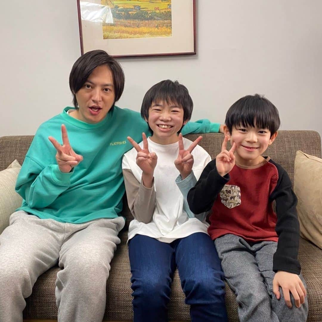 二月の勝者-絶対合格の教室-のインスタグラム：「武田家もふたたび登場〜👨‍👦‍👦🎮  仲良し親子なんだよなー武田家☺️ #塚本高史 #守永伊吹 #白髭善  受験に興味のなかったお父さんですが 最終回では一体どうなる？🤔  親子関係の変化にも注目の 最終回ですよー🙋‍♀️  #二月の勝者 #絶対合格の教室  #日テレ #土曜ドラマ #柳楽優弥 #井上真央 #加藤シゲアキ #池田鉄洋 #瀧内公美 #今井隆文 #加治将樹 #住田萌乃 #岸部一徳」