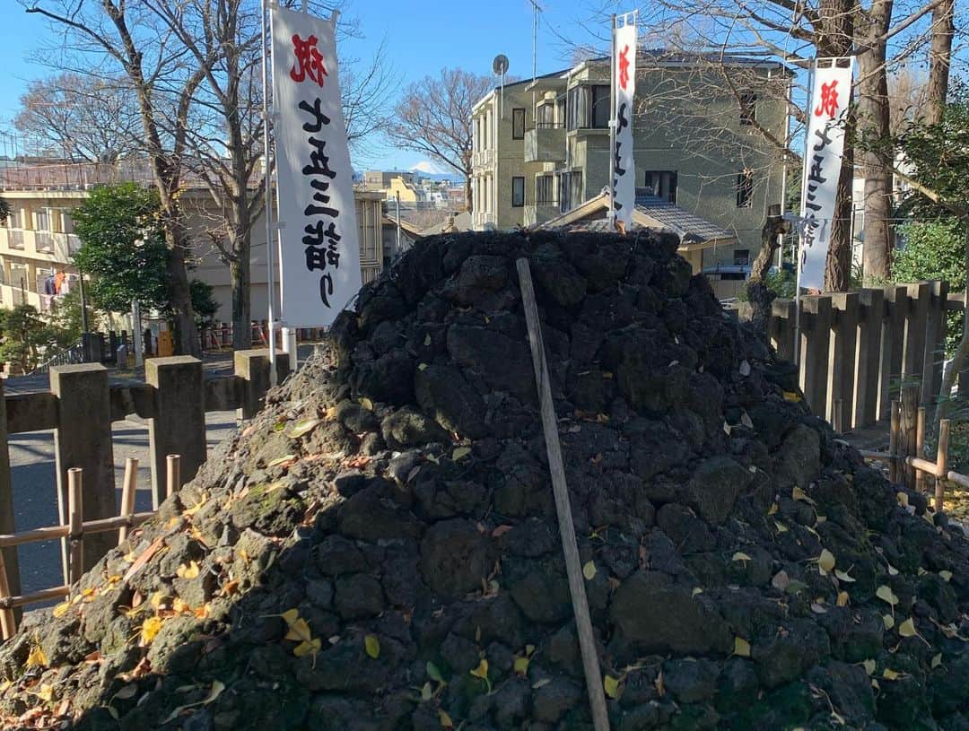 安田美沙子さんのインスタグラム写真 - (安田美沙子Instagram)「今日は、久々に朝ラン🌸 可愛いお花屋さんのカフェに寄り道☺️  初めてのエリアで、異空間にいるようなお店にも出会えて、癒されました。 北沢八幡宮では、富士山の石の向こうに小さく見える富士山🗻  天空庭園も素敵でした！！富士山が沢山見えた時間🌈  12/29のイヤーエンドマラソンにもゲスト出演にも決まりました✨  今日は10km。息も上がっていい練習になりました❤️  寒い冬は、ランの季節！！  #run #caferun #flower #winter #nike #soulmate  #coffee #北沢八幡 #天空庭園　#10k #yearendmarathon」12月18日 17時27分 - yasuda_misako
