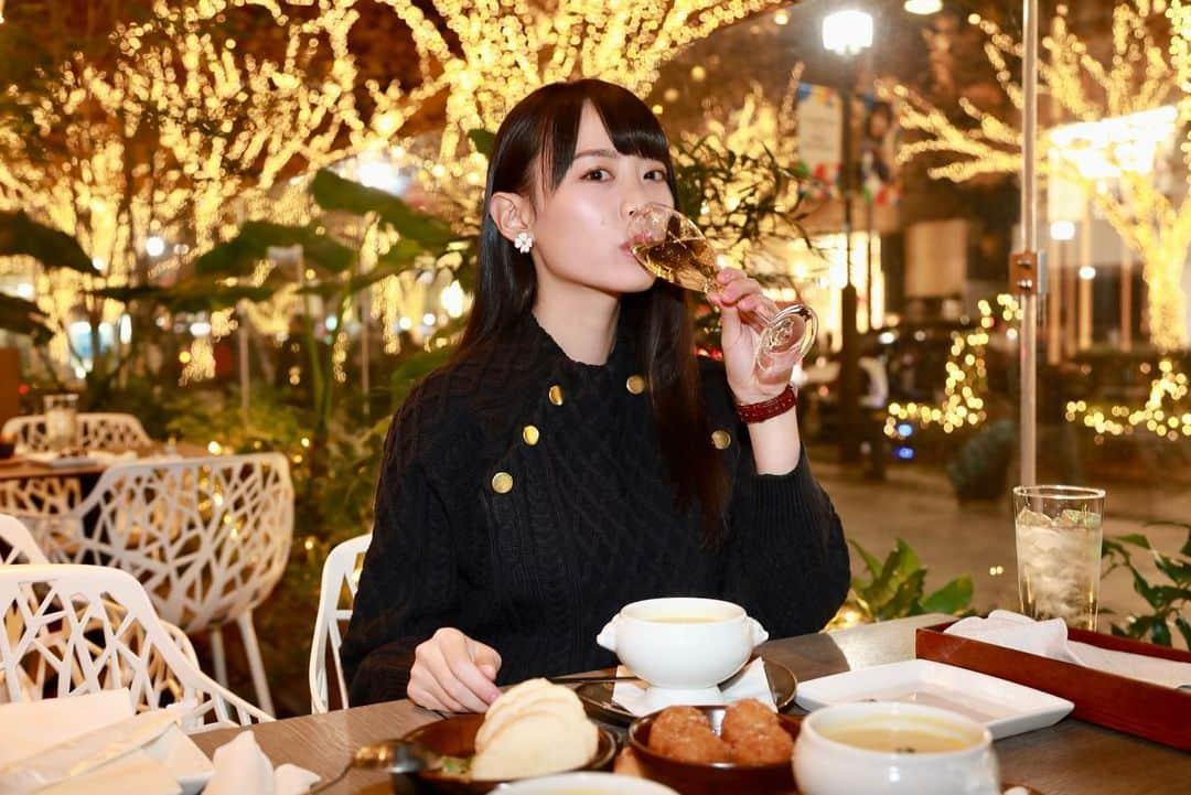 千倉里菜さんのインスタグラム写真 - (千倉里菜Instagram)「グラス一杯で適量😽🥂  #illumination #wine #champagne #dinner #dinnertime #イルミネーション #表参道 #表参道カフェ #表参道レストラン」12月18日 17時39分 - rina_amatsuma