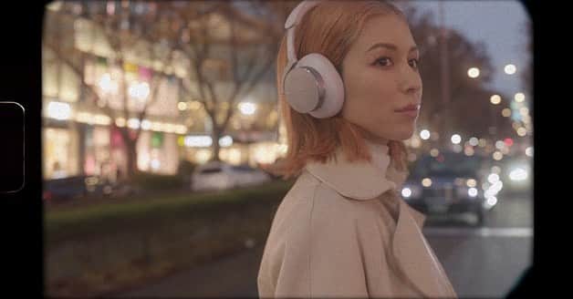 BENIのインスタグラム：「私が長年愛用しているデンマークのオーディオブランド @bangolufsen との特別ムービーが公開されました。  ミュージシャンあるあるだと思いますが、 スピーカーやヘッドホンの作りによって自分の理想通りに聴いてもらえない悔しさが残ることがあります。「Missing Piece」の繊細な歌声、多く積まれたコーラスや息使いまでB&Oらしい奥行ある暖かいサウンドデザインの中で聴いて頂きたくて選曲しました。  Bang & Olufsen ”Nordic Ice Collection” で是非試聴してみてください❤️‍🔥🔥 バング＆オルフセン公式LINE  @ bangolufsenjapan で先行公開します。 ——— Listen to the recording of my track “Missing Piece” exclusively on Bang & Olufsen Official LINE @ bangolufsenjapan   #BENI #BangOlufsen #nordicicecollection」