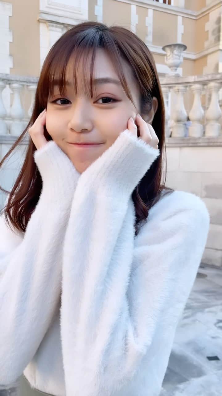杉浦みずきのインスタグラム：「それツリーじゃなくてただの植木鉢よ？？たしかにデカイけれども🎄笑 クリスマス意識コーデ🎅（後付け笑笑）  #恵比寿ガーデンプレイス  #クリスマス  #白ニット」