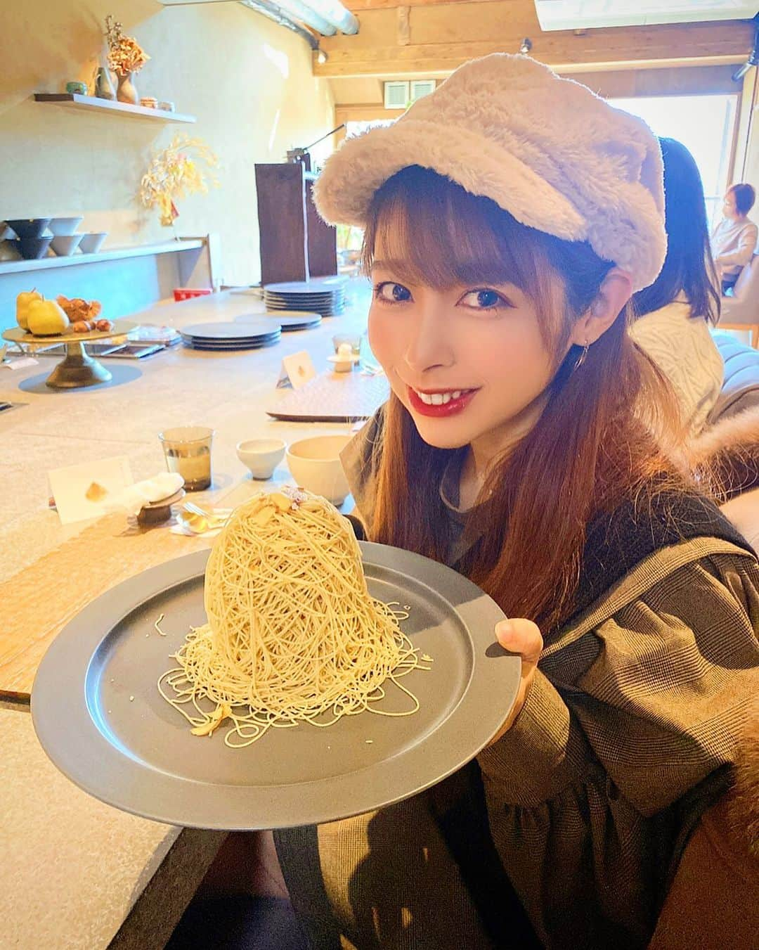 みのりのインスタグラム：「. . 沙織のモンブランめっちゃ美味しいの💓 . . ※いつもとの違いに気付けますか？w .」