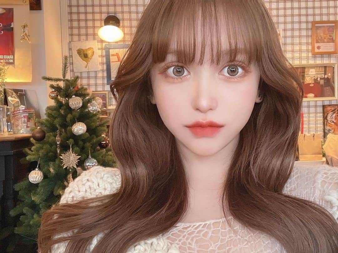 _lulushuのインスタグラム：「@queeneyes_official 最近お気に入りのグレーカラコン🛼🎀 ハーフカラコンって小さくてあんまり盛れんイメージやったけどこれは盛れる大きさ🤽🏻‍♀️ このカラコンの緑もかわいくて普段よく使ってる🪄 #カラコン#カラコンレポ#アイジェニック#マンスリーカラコン#sponsoredbyeyegenic#パールグレージュ#クイーンアイズ」