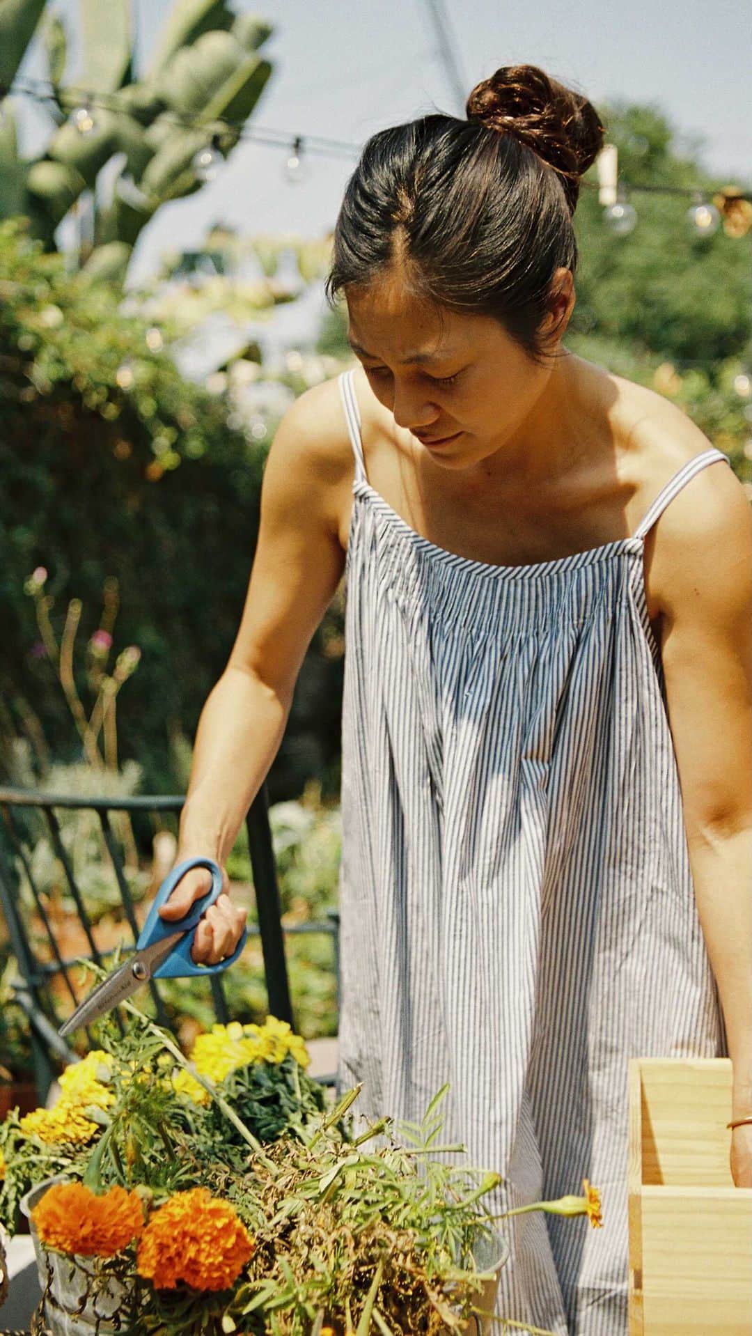 Kinfolk Magazineのインスタグラム：「“Very little money has been exchanged. We’ve exchanged time, food, care and love. It’s like a family that’s just grown and grown.”—@soo_nfood. In Slow Systems, our partnership with @samsung, we’re exploring how technology allows creative professionals around the world to find meaningful moments throughout the day. For California-based chef Saehee Cho, it has facilitated the expansion of Soon Mini—an ingredient delivery network that began during the pandemic as a simple way to connect with friends, but has since blossomed into a pioneering non-profit organization driven by volunteers. Watch the full interview series now at kinfolk.com/slow-systems.」