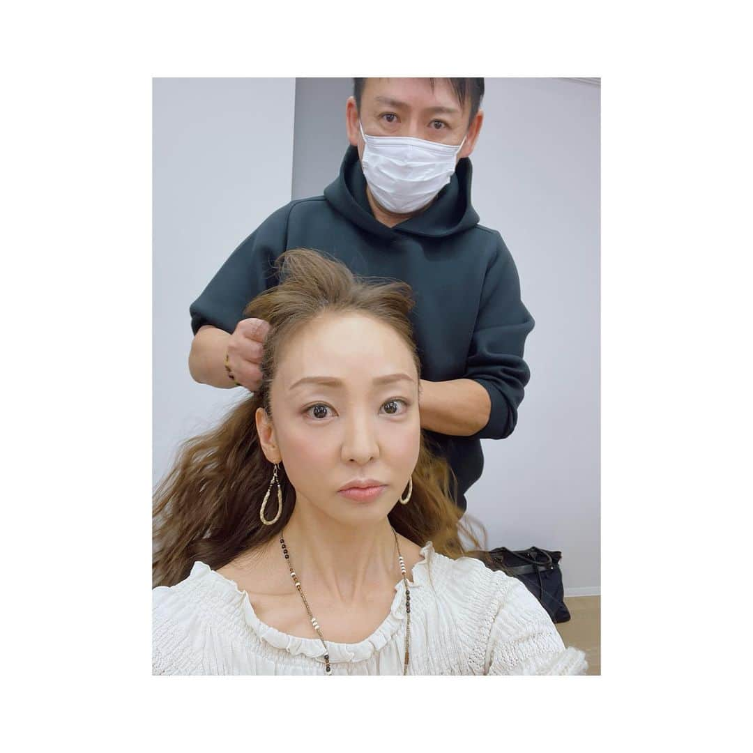 神田うのさんのインスタグラム写真 - (神田うのInstagram)「黒くろ先生💕ことヘアメイク💄の黒田啓蔵さん💕のヘアメイク大好き❤ 20代、30代、40代とずっとお世話になっています☺️ もちろん50代も宜しくね❤️ ありがとうございます☺️✨  #大好きな#ヘアメイクさん#黒くろ先生#黒田啓蔵 さん#神田うの#unokanda」12月18日 19時14分 - unokandaofficial