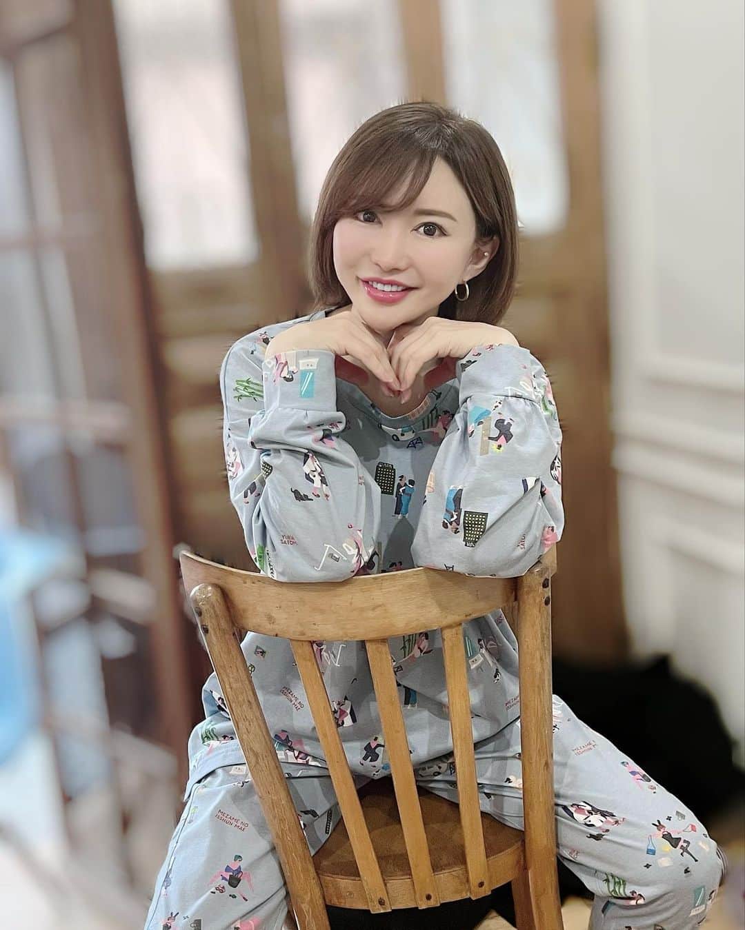 里美ゆりあのインスタグラム：「YURIA SATOMI × MEZAME NO ISSHUN MAE Special collaboration !!!  <<MEZAME NO PAJAMAS>> 目覚めのパジャマ  予約販売開始中！ www.mezame.tokyo  不祥事シリーズのグラフィックパジャマ♡ カットソー素材でおウチ時間を快適に過ごせるセットアップです。 トップスはクルーネックで胸元にアクセントになるポケット付き。 パンツはウエストゴム仕様でサイドポケットと後ろポケット付きで ちょっとした外出にも着ていただけます。 旅行にも便利なパジャマとお揃いの生地の巾着付き！  カップルでもお一人様色違いでも部屋着を楽しんで着てね♥️  ストーリーにURL貼っておきます🥰  #里美ゆりあ #目覚めの一瞬前 #コラボ #パジャマ #Tシャツ #ショートパンツ #サコッシュ #yuriasatomi #mezamenoisshunmae」