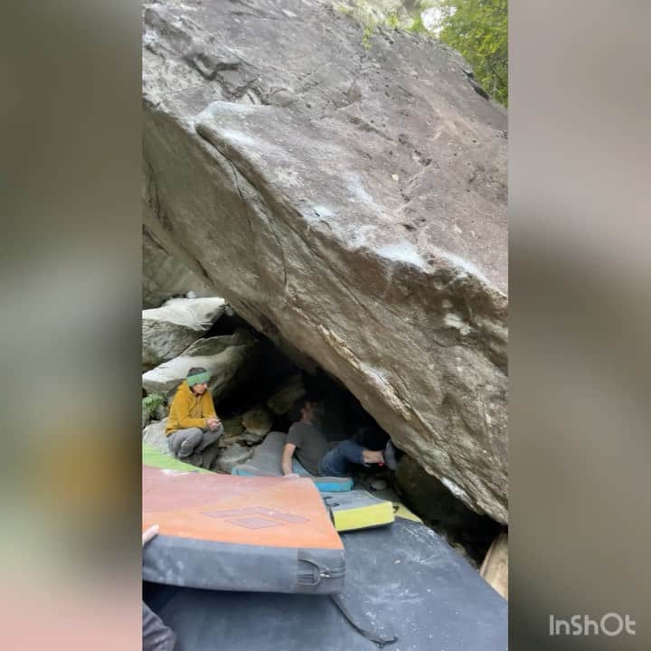 フレッド・二コルのインスタグラム：「Spending time with friends doing what I like most. Enjoying the calming and soothing feeling in the nature. Thanks @e9clothing_official  for sending me new pants after I ripped this ones! Spotting @sid_k_roberts and @vini.bettoni_ filming @savetheearth #climbing #bouldering #friends」