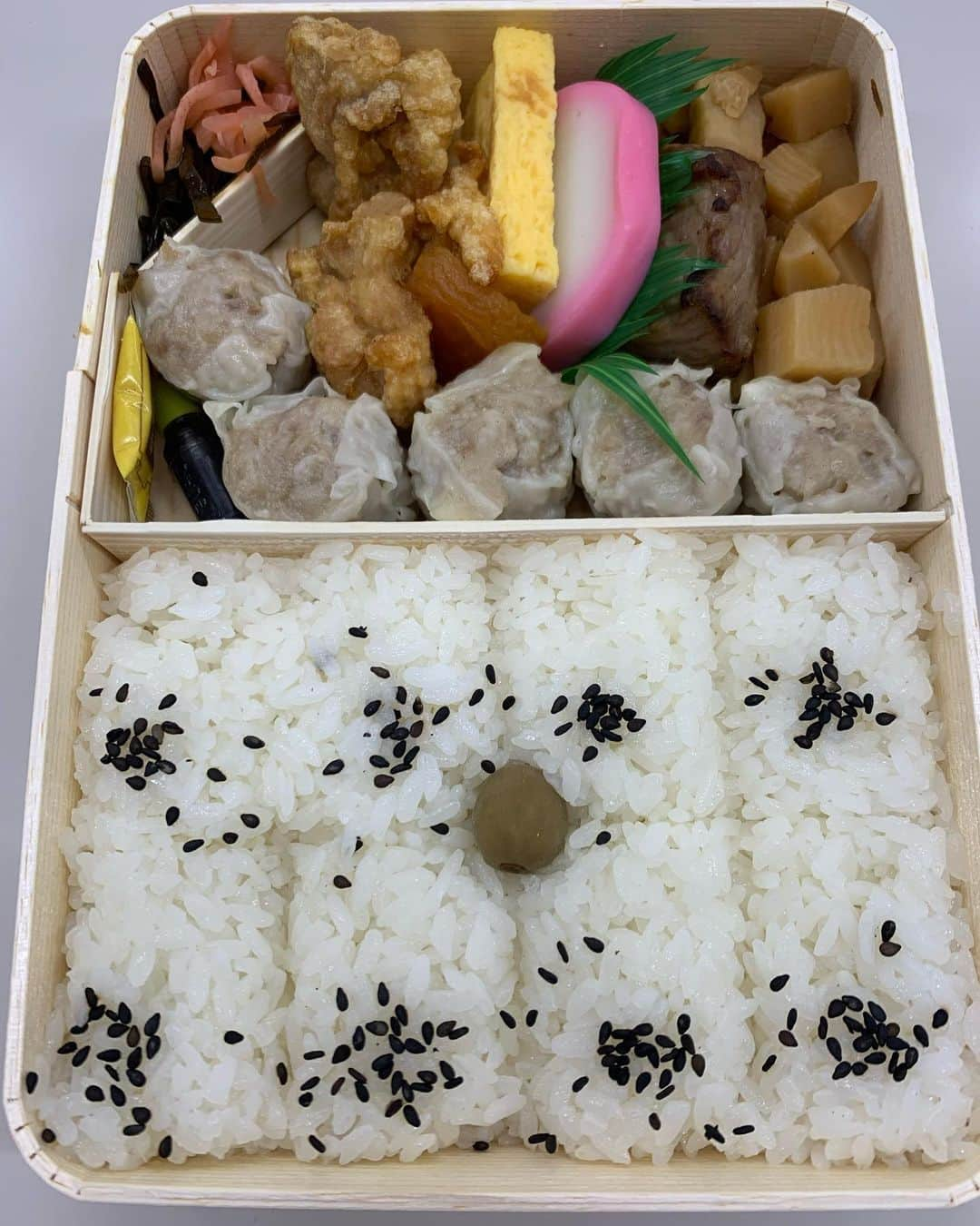 小林アナさんのインスタグラム写真 - (小林アナInstagram)「崎陽軒のお弁当🍱久々にいただいたけど やっぱり美味しいですね😭😳✨  #崎陽軒 #シュウマイ好き #からあげ好き #タケノコの甘いやつも好き #白飯最高」12月18日 19時38分 - genkobiribiri