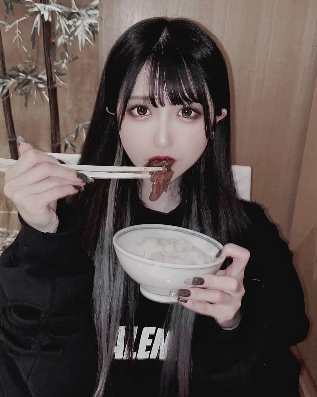 田口未彩のインスタグラム：「❤︎  肉食系女子、❤︎  #地雷　#地雷女　#地雷女子 #地雷コーデ　#地雷ファッション #ピンクコート　#ファーコート　#ヘアアレンジ　#キャスケット　#キャスケット女子　#量産型　#量産型女子　#冬コート　#冬コーデ　#地雷メイク #ストレートヘア　#都内美容院　#美容院　#インナーカラー　#黒髪　#ヘアカラー　#ブラックカラー　#焼肉　#叙々苑」
