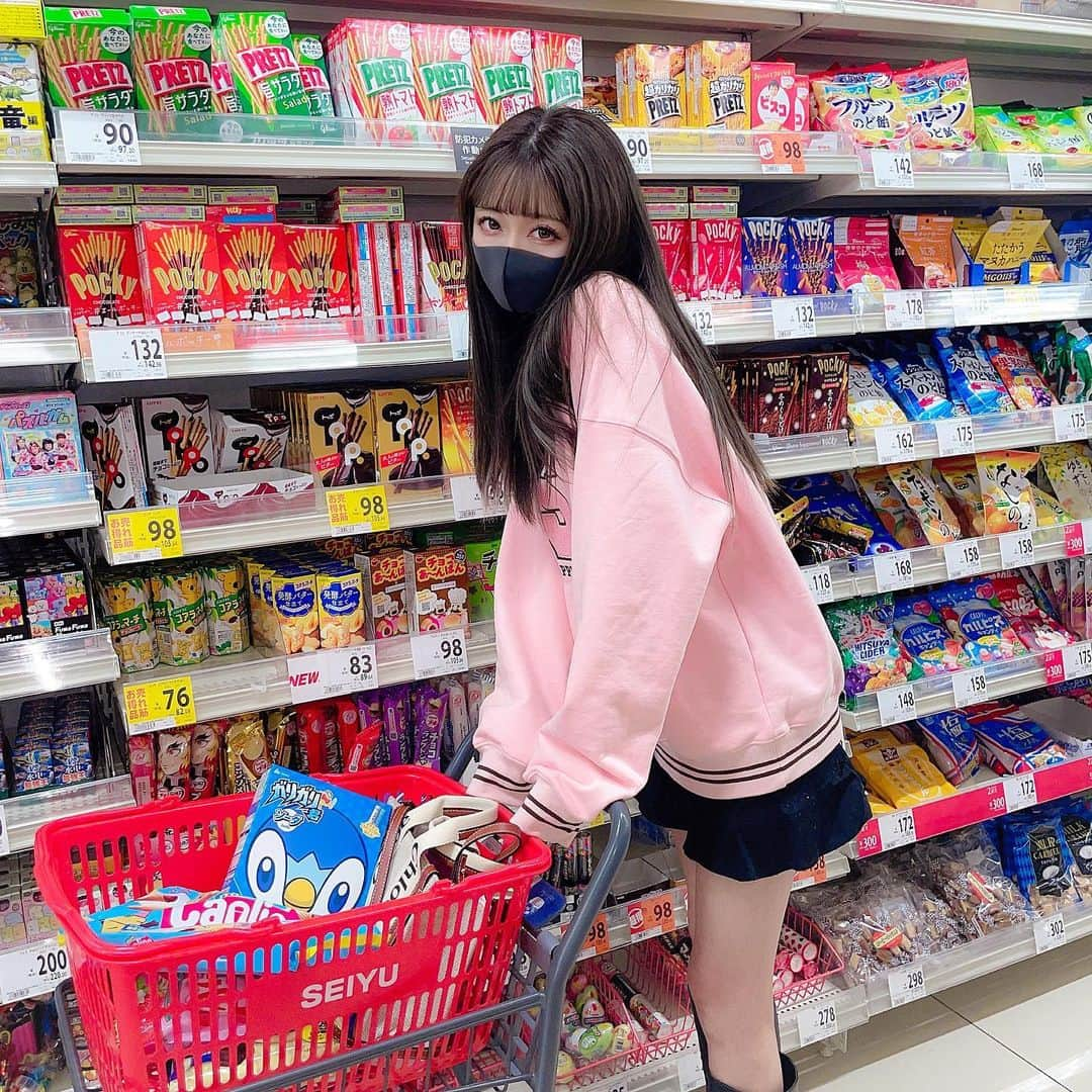 あやちゃんさんのインスタグラム写真 - (あやちゃんInstagram)「クリパの買い出し😚🍩🍭  @brand__pond で @supplier_official のトレーナーを注文したよ✌🏻️🤍 ダッポリ感がめちゃタイプ♡ これはLサイズ🍓  @brand__pond  このクーポンコードで20%オフ♡ ZBV0YVQC12VQ  #supplier #サプライヤー  #ピンクトレーナー #トレーナーコーデ #スポーティーコーデ #ストリートファッション #ストレートヘア #買い物 #ピンクコーデ #パーカーコーデ  #クリパ #クリスマスパーティー」12月18日 19時55分 - aya.you.love.r