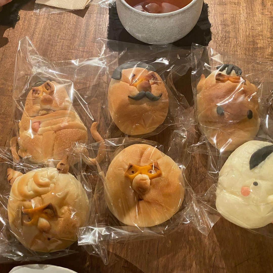 早田悠里子さんのインスタグラム写真 - (早田悠里子Instagram)「福岡のおすすめカフェ🍰♡  @xxocoa_2020  とにかくおしゃれ♡大人の味🍫 お酒もあるチョコレート屋さんのカフェ🍾 @oyatuya.u  友達とゆっくり落ち着いておしゃべりしたいならココ♡ 写真は洋梨のパフェ🥰 @panyanopettan  これは友達が教えてくれた🥺💓 福岡名物のにわか面のパンたち🥐可愛い💕今度行ってみたい✨  #福岡カフェ #天神カフェ #大名カフェ #薬院カフェ #スイーツ女子 #チョコレート好き #パン屋ぺったん #xxocoa #oyatuyau #foxey」12月18日 19時59分 - yurikohayata