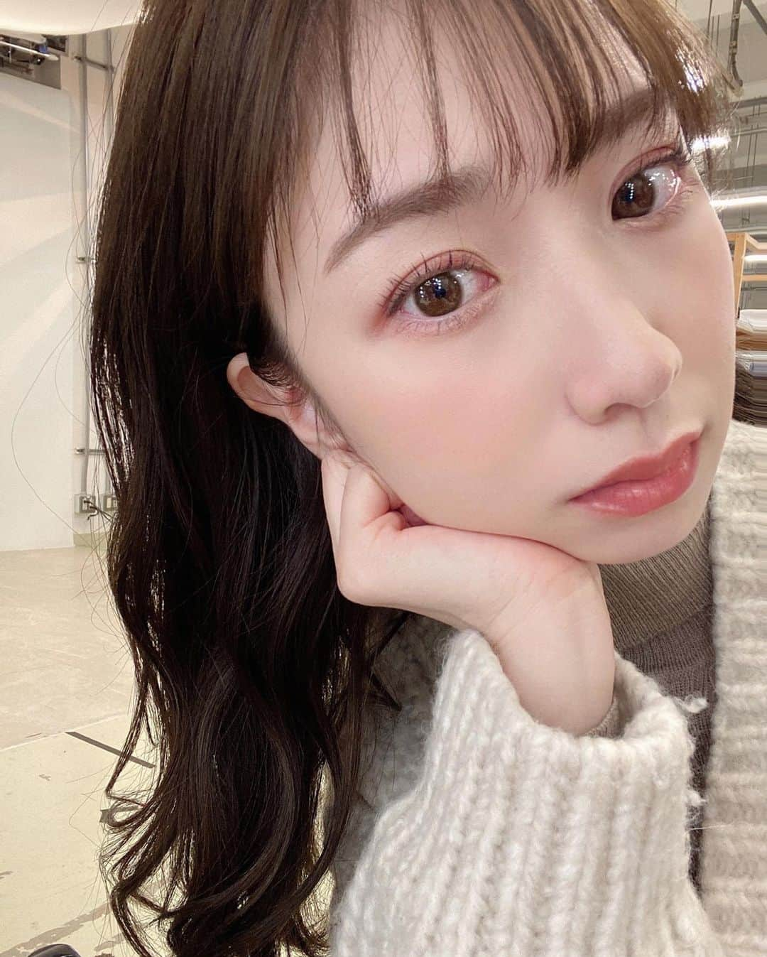 田原可南子さんのインスタグラム写真 - (田原可南子Instagram)「ピンクメイク可愛かったので 撮影終わりに自撮り…🐷💕  いつもお世話になっているこちらの現場も 今年は撮影納めかな☺️  この日は暖かさ求めてニットonニット🧶 ユニクロのタートル優秀すぎます。 カーディガンはSNIDELです。 2年前、香港滞在中に 寒くて寒くて買った一枚。  海外行きたいなー。」12月18日 22時18分 - kanakotahara