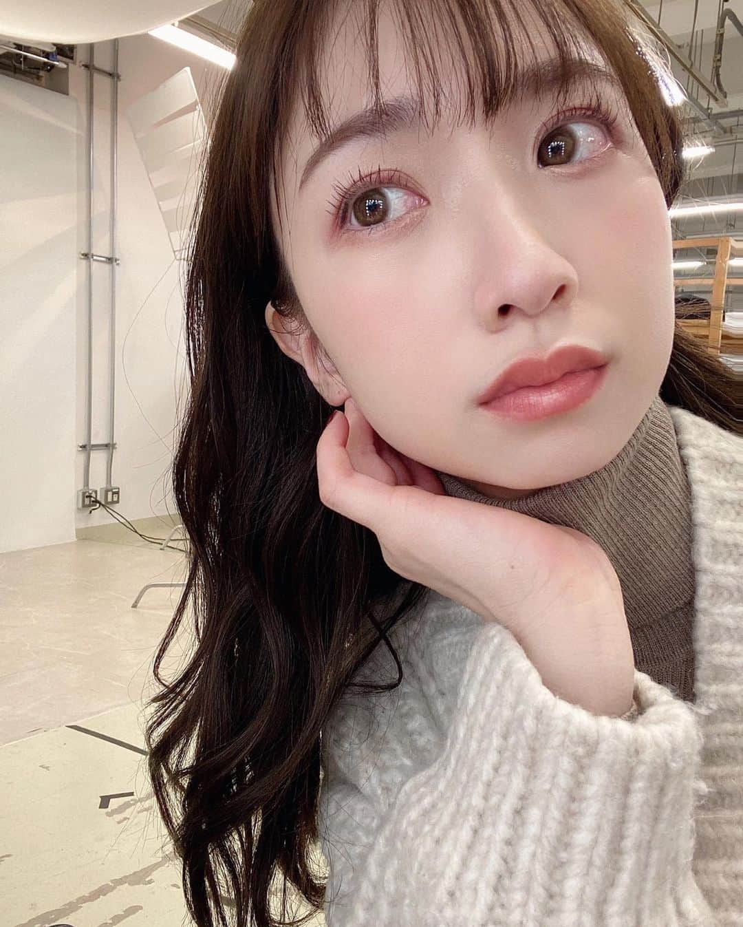のインスタグラム：「ピンクメイク可愛かったので 撮影終わりに自撮り…🐷💕  いつもお世話になっているこちらの現場も 今年は撮影納めかな☺️  この日は暖かさ求めてニットonニット🧶 ユニクロのタートル優秀すぎます。 カーディガンはSNIDELです。 2年前、香港滞在中に 寒くて寒くて買った一枚。  海外行きたいなー。」