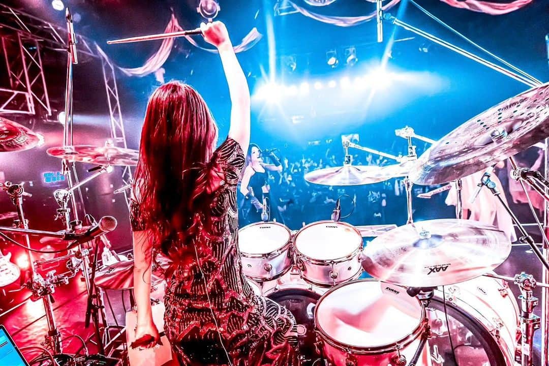 Marinaのインスタグラム：「⚡️⚡️⚡️  Photo by @ha_____y7   #Aldious #AldiousMarina #アルディアス #femalemusician #femaledrummer #drummer #drums #dwdrums #drumslife #drumset #drumkit #drummergirl #girlband #music #metal #rock #jrock #drumstagram #evans #instagood #vicfirth #myperfectpair #sabian #girl #ドラム #ドラマー」