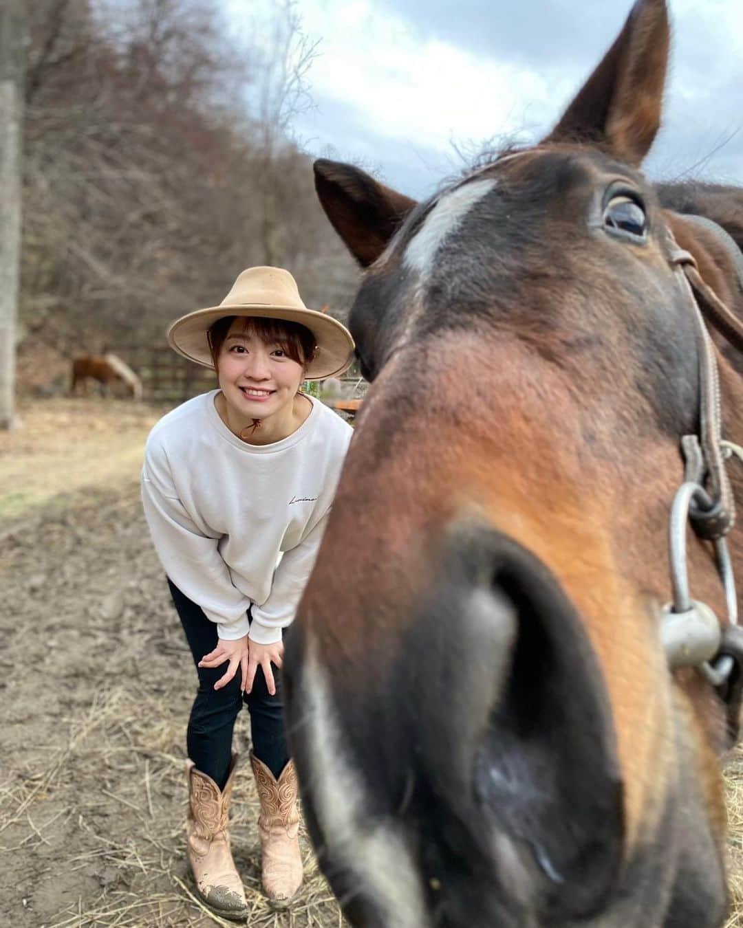 湯浅知里さんのインスタグラム写真 - (湯浅知里Instagram)「♡♡ . . 久しぶりに東方神起の明日は来るからを聴いたら ほろっとしてしまいました😢 なんて良い歌なんだろ。 . ここ最近、人の温かさに触れる機会が多くて 曲を聴きながら余韻に浸っています😌✨✨ そんな土曜の夜🌛🌃 #粋な計らい #感謝  . . ほら 舞い降りた雪がこの手に溶けては まるで何もなかったように消えてく ねえ 大切なことは壊れやすいから 僕たちにはつかめない 静かに漂うだけ  (略)  何度も何度も立ち止まりながら 笑顔と涙を積みかさねてゆく ふたりがあるいたこの道のり 消え去ることはないから  雨降るときには君の傘になろう 風吹くときには君の壁になろう どんなに闇の深い夜でも かならず明日は来るから 君だけに伝えたいよ かならず明日は来るから . . 🎶東方神起 🎶明日は来るから」12月18日 23時10分 - chisato.y515