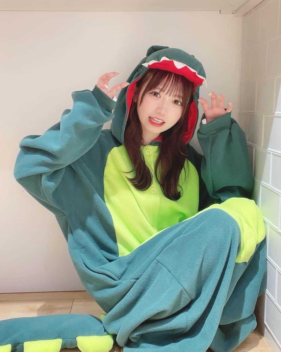 畑美紗起のインスタグラム：「がおーーーっ🦖🦖🦖🦖🦖🦖🦖  #着ぐるみ #ヘア #ファッション #ファッションコーデ #髪色 #髪型 #前髪 #わたるマジック #シースルーバング #シースルー前髪 #ヘアアレンジ #ヘアカラー #今日のコーデ #冬コーデ #冬カラー #ラストアイドル #ラストアイドル2期生 #ラスアイ #畑美紗起 #fashion #fashiongram #fashionista #ootd #ootdfashion  #instafashion #dailylook #hairstyle #outfit #hairstyle #haircolor #hair」