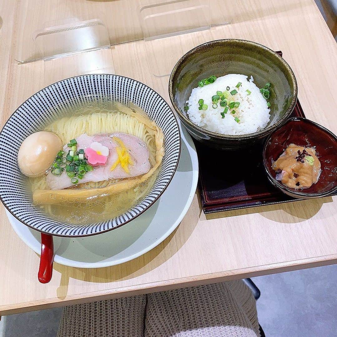 トロたんさんのインスタグラム写真 - (トロたんInstagram)「寒い日に鯛塩らぁめん😚🍜味たまトッピング〜🥚最高〜🥺🥺🥺 残ったスープも楽しめる 鯛茶漬けもつけちゃった🥺  上野の灯花さん綺麗で女性でも入りやすくて 紙ナプキンも貰えて 店内も広くて素敵なお店でした☺️✨ 🍜 また行こう〜  PR @ramen_toka #灯花 #上野ラーメン #鯛塩そば #鯛塩ラーメン #上野グルメ #東京ラーメン巡り」12月18日 23時31分 - torotan_tan