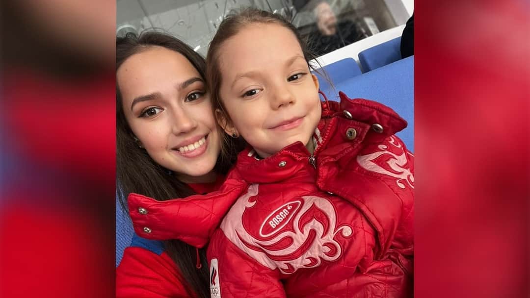 アリーナ・ザギトワのインスタグラム：「Встретились с малышкой @arabella_rafaela ❤️ ⠀ Эмоции непередаваемые! Как у меня, так и у неё 🙈 Арабэлла выиграла билет на матч в недавнем моём розыгрыше! ⠀ Помимо фигурного катания, мы обе любим хоккей и в четверг вместе болели за наших ребят с трибун. Сборная России одержала победу в игре против Швеции со счётом 0:1. Так держать, @russiahockey 💪🏻 ⠀ Несмотря на свой юный возраст, Арабэлла уже очень уверенно катается на льду. Эта девочка даже напомнила мне себя в детстве) ⠀ Очень рада, что удалось устроить ей такой новогодний сюрприз 🎉」