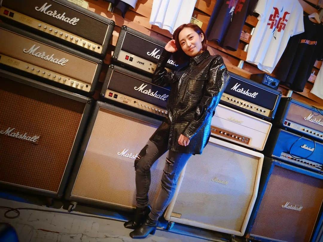 Yukiさんのインスタグラム写真 - (YukiInstagram)「Look at these Marshall amps🤘🏻  The gig venue in Hiroshima has these!  広島スマトラタイガーでライブしてきました！ご来場ありがとうございました🤘🏻  スマトラにこんなインスタスポットがあったとは😳 ありがとうございました！  #marshall #D_Drive」12月18日 23時41分 - d_drive_gt_yuki