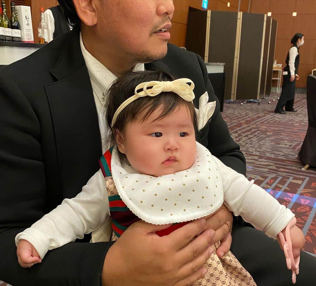 内山久美さんのインスタグラム写真 - (内山久美Instagram)「☆☆☆☆☆☆☆☆☆☆☆☆☆☆☆☆☆☆  コロナで延期になり、やっと迎えられた亀ちゃんの結婚式㊗️  ただでさえ結婚式は大変なのに、2回も準備するなんて本当にお疲れ様🥺  もともと細いけど、2年前にドレスを選んだ時より確実に細くなってとっても綺麗だった✨ダイエットに色んなケア、経験者だからわかる(´・д・｀)ﾜｶﾙﾜｧ 本当によく頑張ったね💕 今日のドレス姿はまじリスペクト👏  我が家も家族全員招待して頂いて、全力で結婚式をお祝いさせていただきました💪  どうか末永くお幸せに🙏」12月18日 23時50分 - kumi.0402