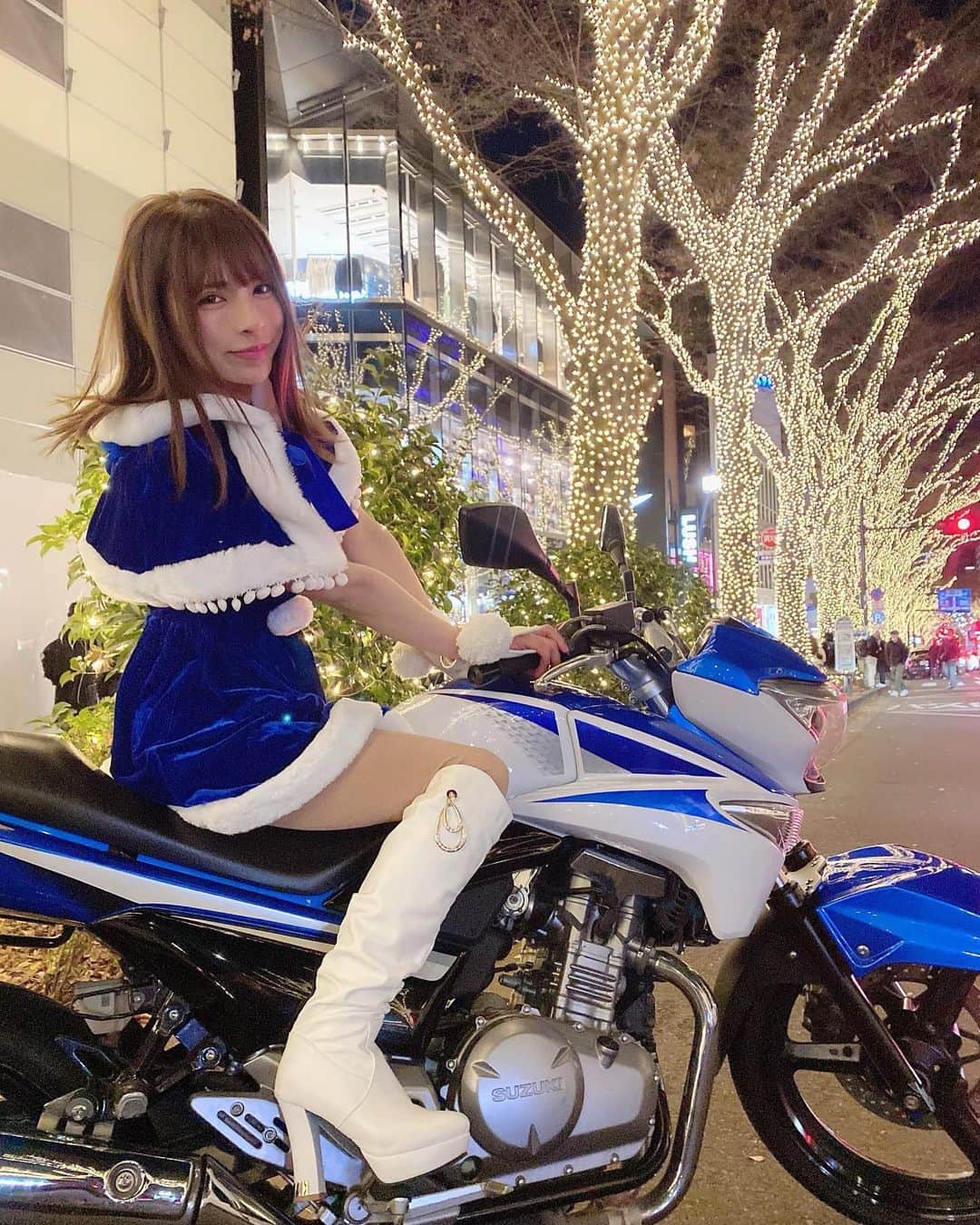 のインスタグラム：「❥GSR250×ブルーサンタ×イルミネーション✶ 本当に綺麗ね✨ . . GSRのホワイトブルーとコーデを合わせました💕 . . . 最高⸜(*ˊᗜˋ*)⸝ . . . . . . #suzuki #バイク女子 #gsr250 #イルミネーション #サンタコス #バイクサンタ #バイクのある風景 #ツーリング #クリスマスイルミネーション #バイク好き #メイク #fashion #青サンタコス」