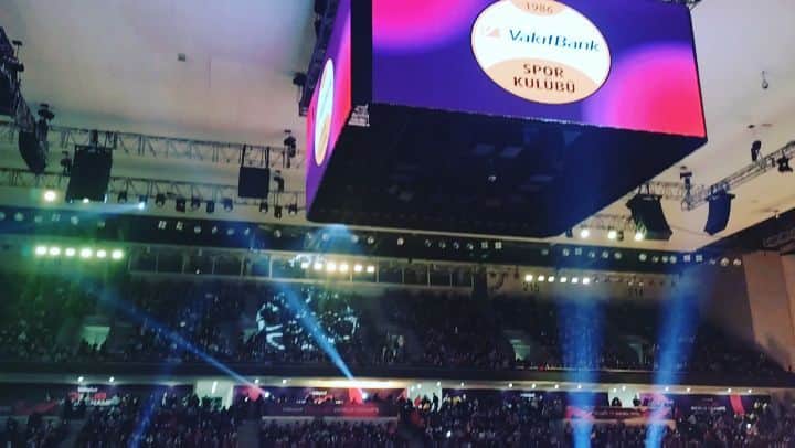 ミア・イエルコフのインスタグラム：「Vakifbank 🔥 #clubworldchampionship #fivb」