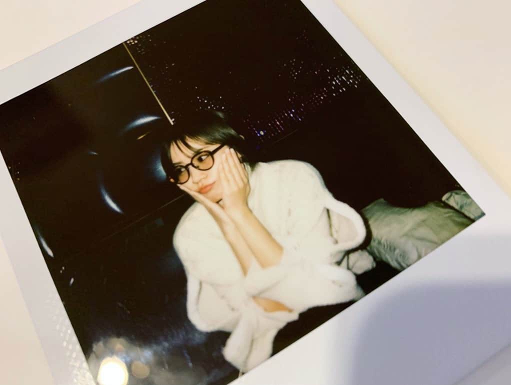 菜乃花のインスタグラム：「特典会でした。🎄  私から皆さんには記念チェキを贈りました🎁。 スクエアチェキいいな〜。」