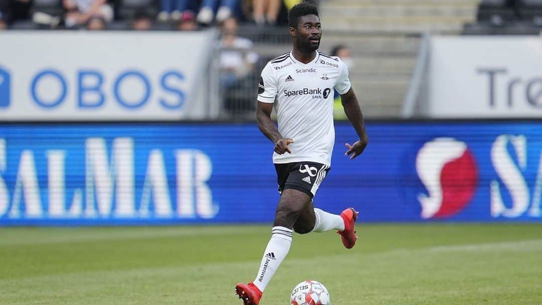アレクサンデル・テッテイのインスタグラム：「The time has come for me to hang up my boots🙈🤣.I have always been my self throughout this journey(playing football), which is very important. I remember growing up in sunny Ghana as a young boy, my friends and I would make a tennis ball into a heading competition and while we are playing it, we would be laughing, joking and smiling so much. I think this is called happiness/enjoying what u do or are doing. We didn’t have much, but we were soooo happy anyway, maybe this is a Ghanaian thing🤣. This explains maybe why later on in my journey, playing football am always smiling and having fun 🤩. I want to thank everyone. Coaches, teammates, friends, fans and especially my family . Thanks to @rosenborgballklub @staderennaisfc and @norwichcityfc , 3 amazing clubs which I have been lucky to have played for🙏🏾. I want to now focus fully on taking my coaching badges(calm down🤣🤣 this doesn’t mean am aiming for a coaching job jet) and working hard to learn a lot with @Rosenborgbk academy players and coaches. Enjoying life to the fullest is also on my priority list 😜😀😀.」
