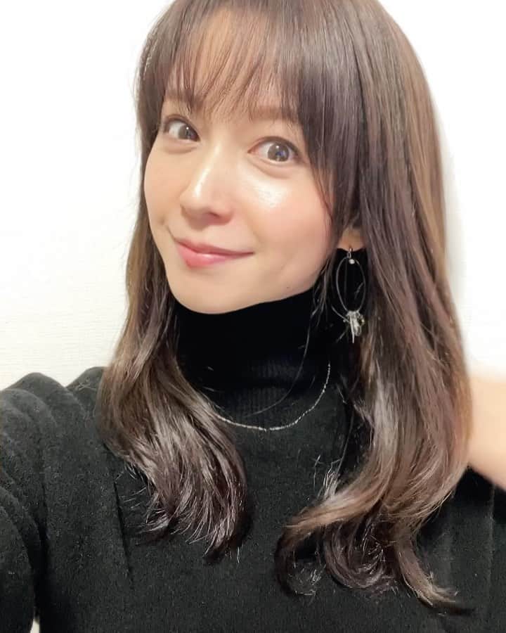 のインスタグラム：「. . このヘアスタイルお気に入り💗  自分でもこうやって巻けるように、新しいコテで練習しよーぉ💪  #ヘアサロン帰り#巻き髪#ゆる巻#ヘアアイロン#苦手克服したい#ストレートスタイルも好きだけど#たまには巻いてみよう#時間かけずに巻けるようになりたい笑」