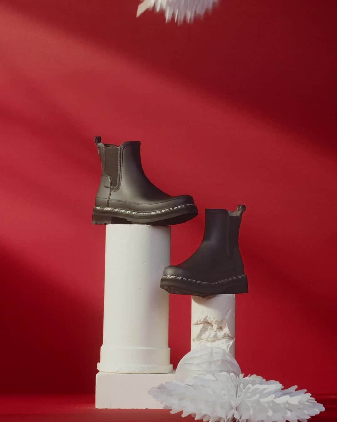 のインスタグラム：「Discover gifts to live in this holiday season with our #HunterGifts guide, including our Refined Stitch Chelsea boots.   Shop the #HunterGifts guide via the link in our bio.  For more information on last Christmas deliveries, visit hunterboots.com」