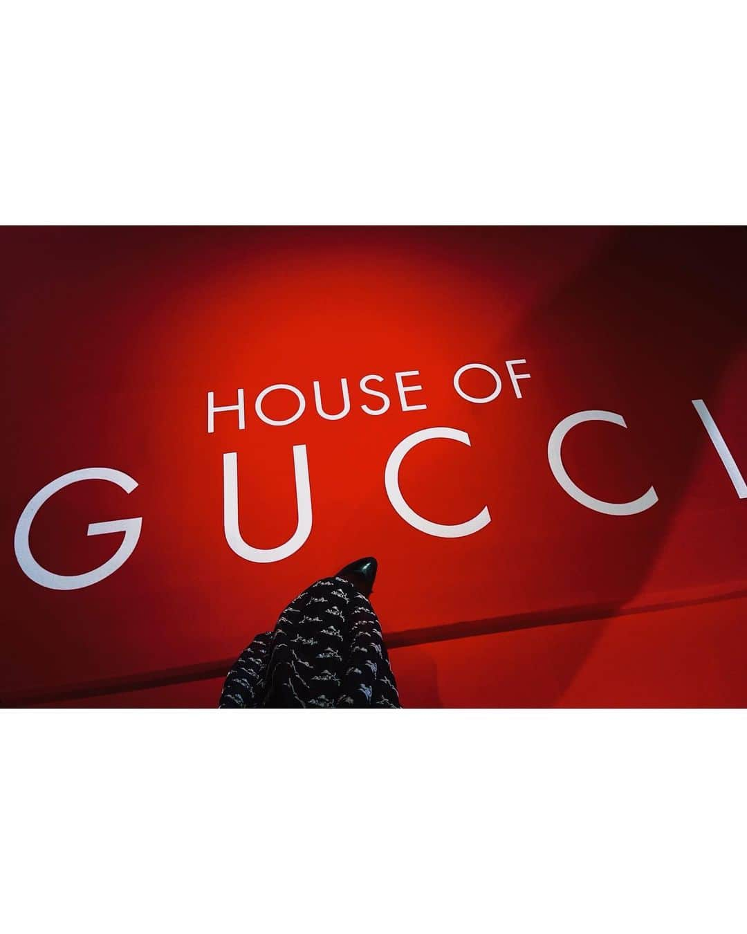 板野友美さんのインスタグラム写真 - (板野友美Instagram)「House of  GUCCI 🐍  創業者グッチ一族の波瀾万丈物語。 世界的ラグジュアリーブランドGUCCI その煌びやかなファッション業界の 裏側に潜む闇。家族経営の難しさ、人間の欲望と愛憎 実話に基づいた作品とは思えないほどの迫力でした。  #ハウスオブグッチ#houseofgucci #ellepromotion @gucci ＠universal_eiga」12月19日 1時25分 - tomo.i_0703