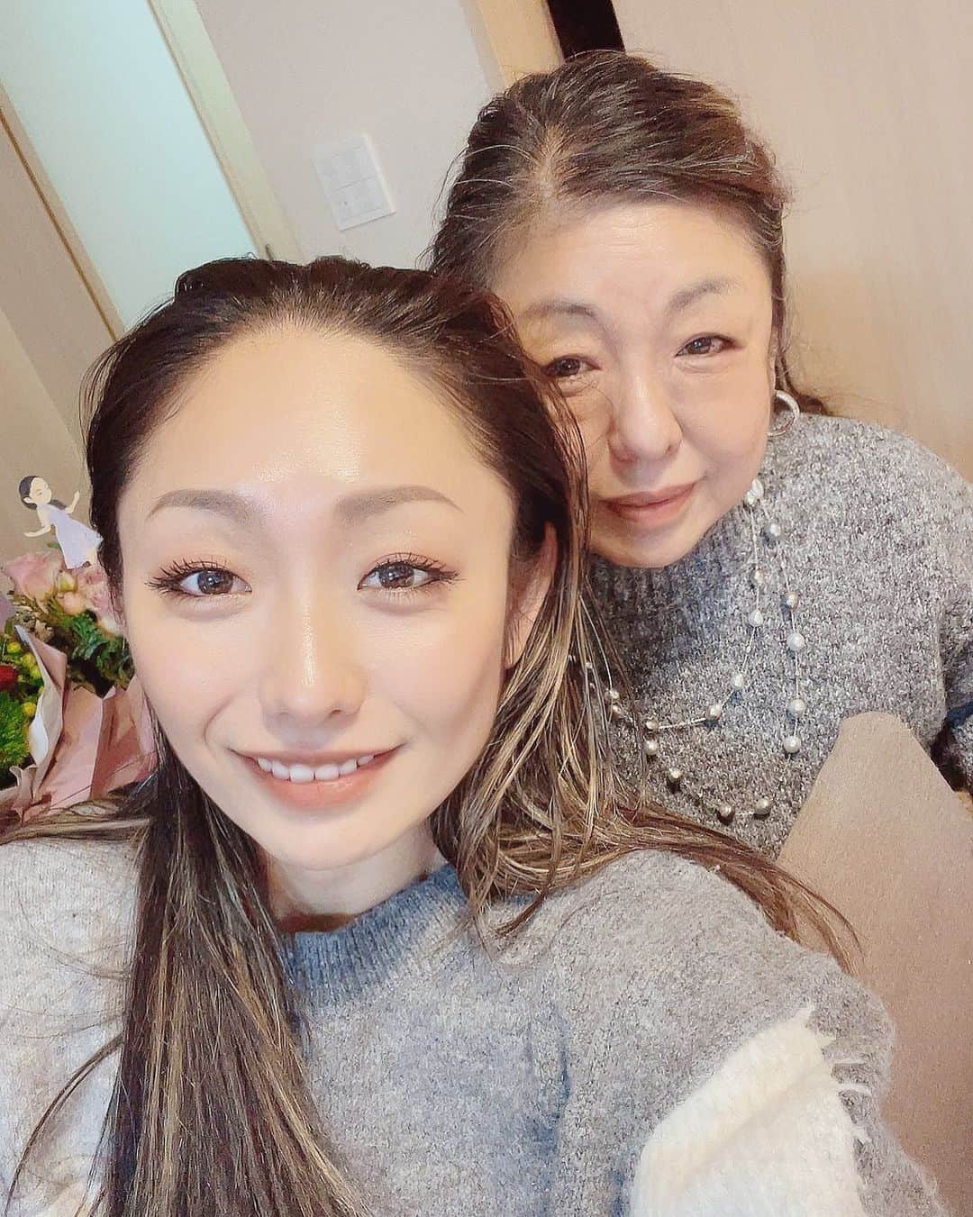 安藤美姫のインスタグラム：「ーDecember,18,2021ー  It was my Birthday and I’d like to say “Thank you” to my Mom and Dad to meet each other and had me as there baby😌☺️ I’m so happy to be here and Love you so much♥️♥️♥️  ー2021,12,18ー  私の母と父が出会ってなければ今の私はいない！ 2人が出会って私を産んでくれたことに感謝したい😌☺️ そして空にいる父にはもぅ会えないけれど スケートと出会い　いろんな人と出会う機会をもらったと思います⛸ 自分に起こる全てのことには何か意味がある… 出会いは必然😌  2人に感謝しながらこれからも人として成長したい!!! そして私が出会えた全ての人との出会いを大切に感謝をしながらまた頑張っていきたいです😌😌😌  沢山のバースデーメッセージ 本当にありがとうございました♥️♥️♥️ 今年もまた最高のバースデーになりました😌☺️✨💓💓💓  今後ともフィギュアスケーターとしての安藤美姫と1人の女性としての安藤美姫をよろしくお願いします😌💕💕💕🔥  #安藤美姫  #mikiando  #誕生日 #バースデー #親子 #母 #娘 #感謝 #ありがとう #1218 #12月18日  #12月18日生まれ  #12月 #12月生まれ」