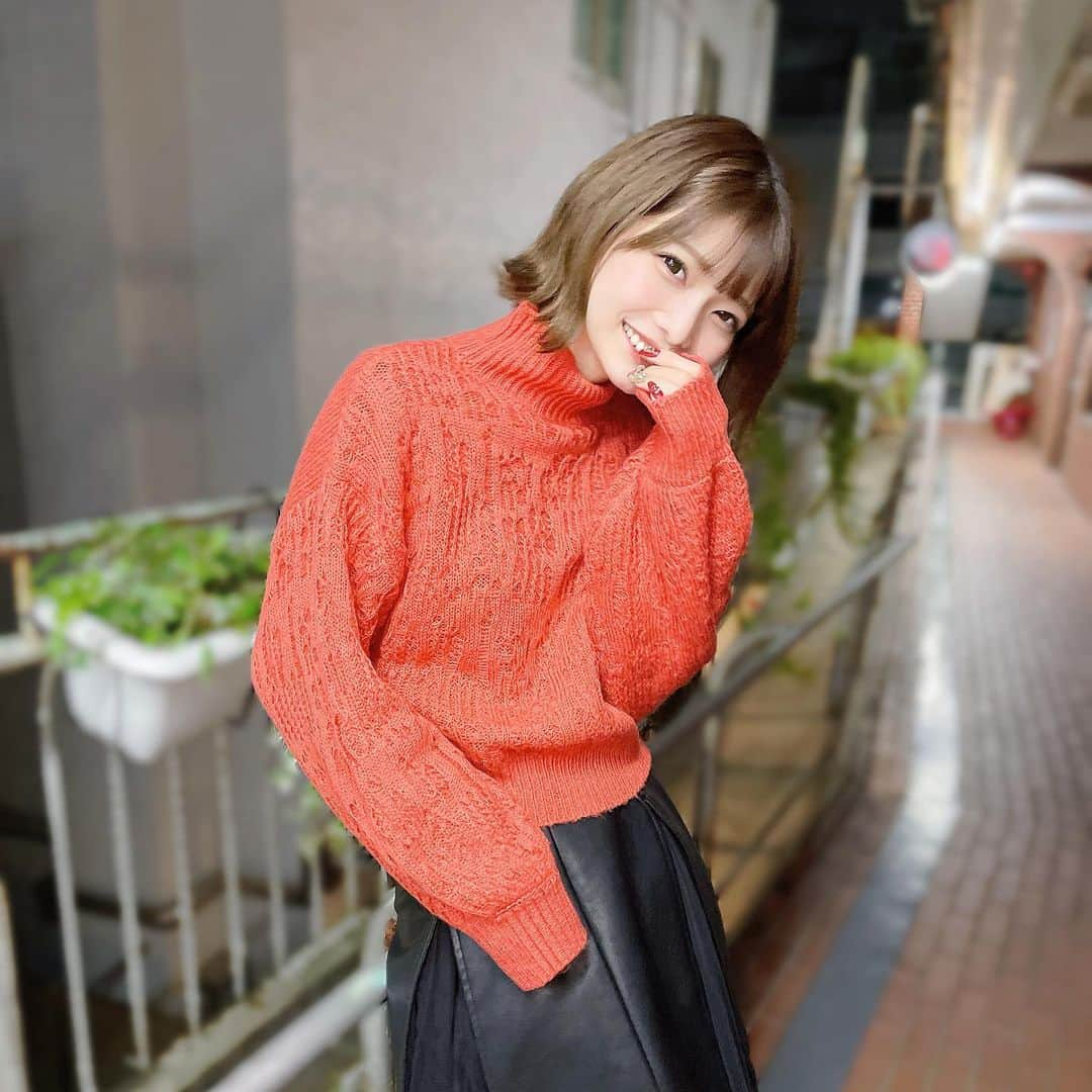 米倉みゆさんのインスタグラム写真 - (米倉みゆInstagram)「赤とオレンジの中間色みたいな、かわいい～いろだ😌 · · スナめぐの入り口で撮ってもらった👶🏻笑 · · · 👕 @asknowasplus  · · #asknowasplus  #赤ニット #ニット #冬コーデ #冬服コーデ #お洒落さんと繋がりたい #ファッション #ファッションコーデ  #ファッションスナップ  #服 #外ハネボブ #切りっぱなしボブ #ショートボブ #笑顔 #ootd #fashion #codenate #fashionstyle  #fashionista #fashionblogger #red #japanesegirl #Japanese」12月19日 2時05分 - yone__miyu630