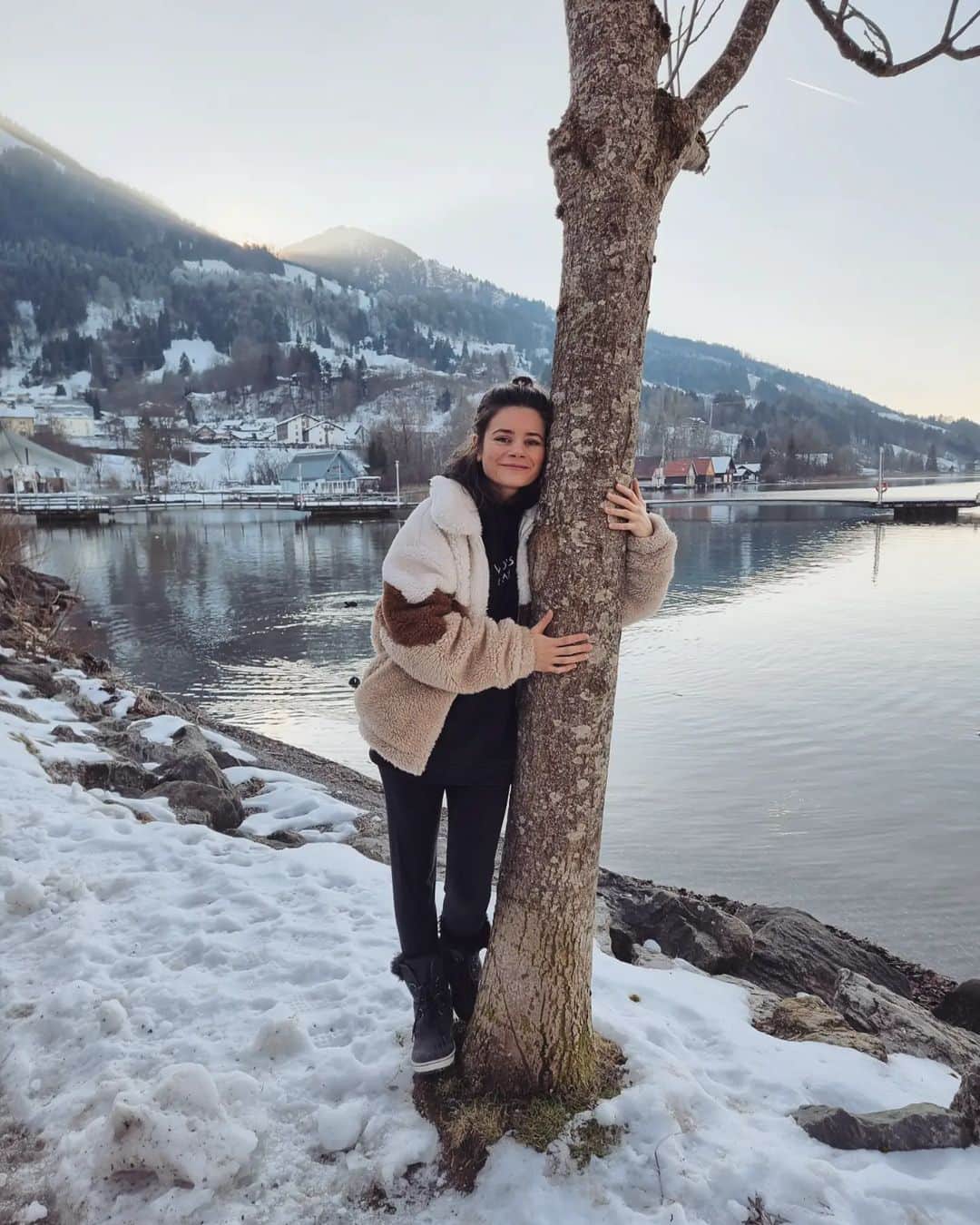 Joyce Ilgのインスタグラム：「Gestern mal wieder nen Baum lieb gehalten 😍😂. Wow, die Natur im Allgäu bringt mich grade richtig zur Ruhe.」