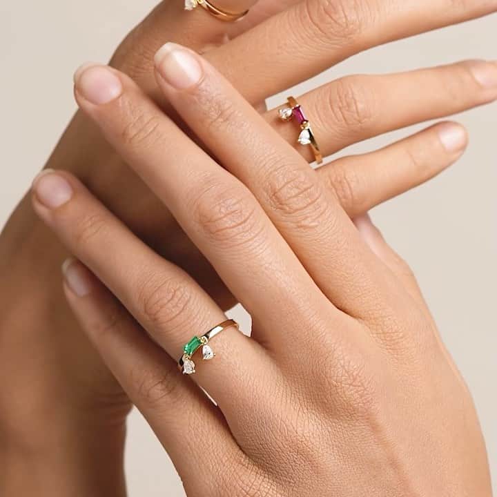 のインスタグラム：「The new ‘Dancing Diamonds’ collection is available online & in our Rome boutique   To be worn separately or stacked !   Place your order on time for Christmas delivery   delfinadelettrez.com   #delfinadelettrez  #delfinadelettrezdancingdiamonds」