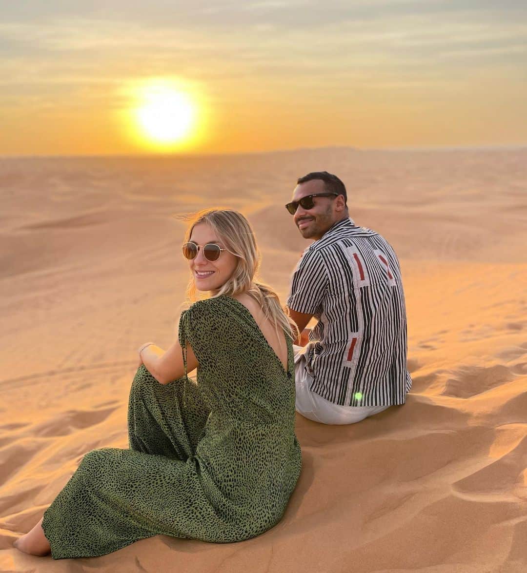 マーヴィン・マティプさんのインスタグラム写真 - (マーヴィン・マティプInstagram)「#firsttime #dubai #desertsafari #sunset #couplegoals #28grad #2kameleinderwüste」12月19日 3時57分 - themarvmarv