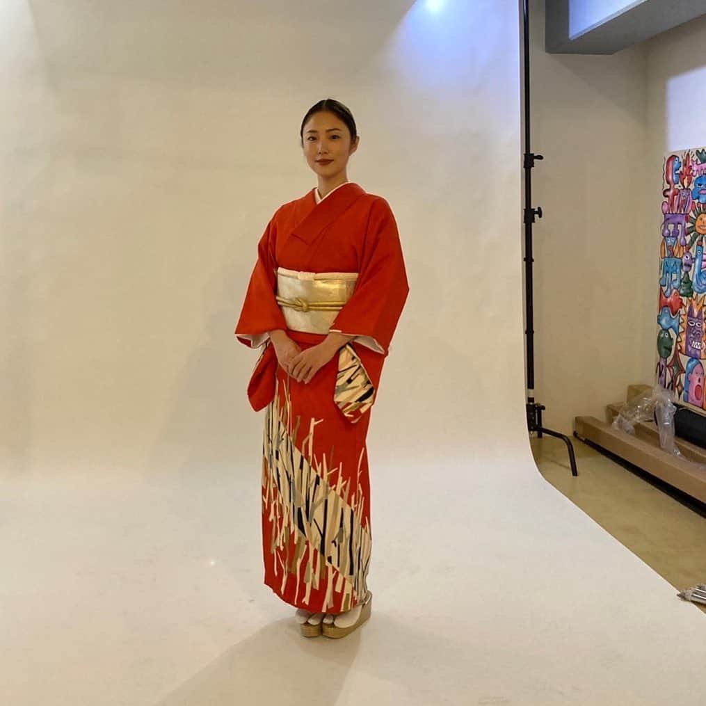 MEGUMIさんのインスタグラム写真 - (MEGUMIInstagram)「年賀状の撮影しました❤️ @kimono_nakaya  素敵なスタイリングありがとうございます！ 着物もっと知りたいし着たいです👘」12月19日 15時09分 - megumi1818