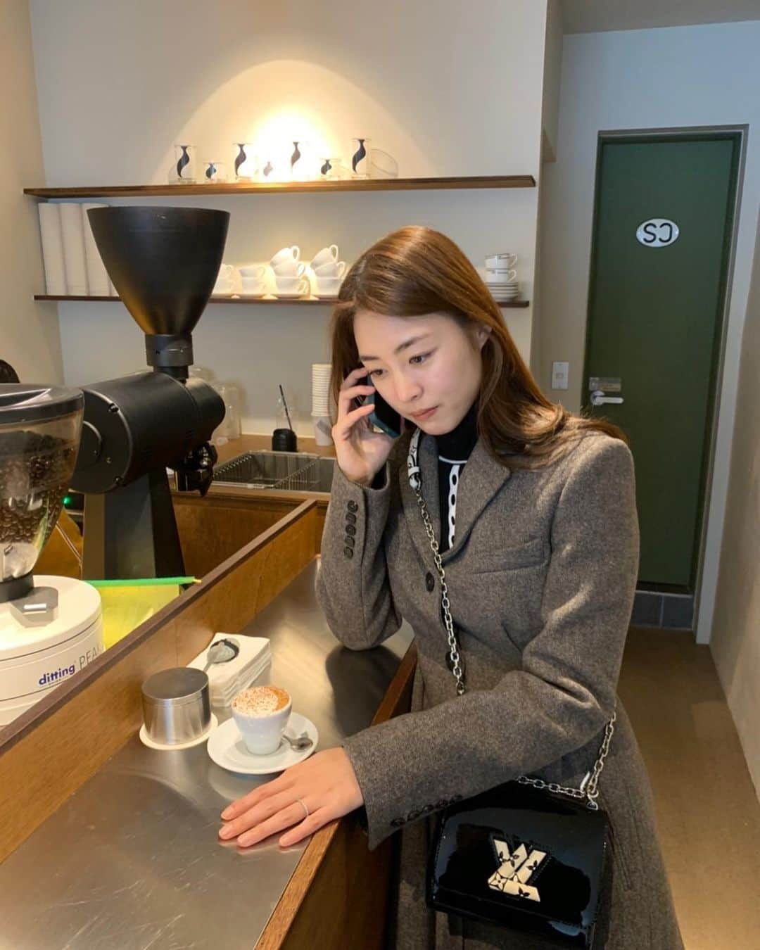 イ・ヨニさんのインスタグラム写真 - (イ・ヨニInstagram)「추운날 에스프레소한잔.☕️ #에스프레소바#이연희」12月19日 15時18分 - yeonhee.luv