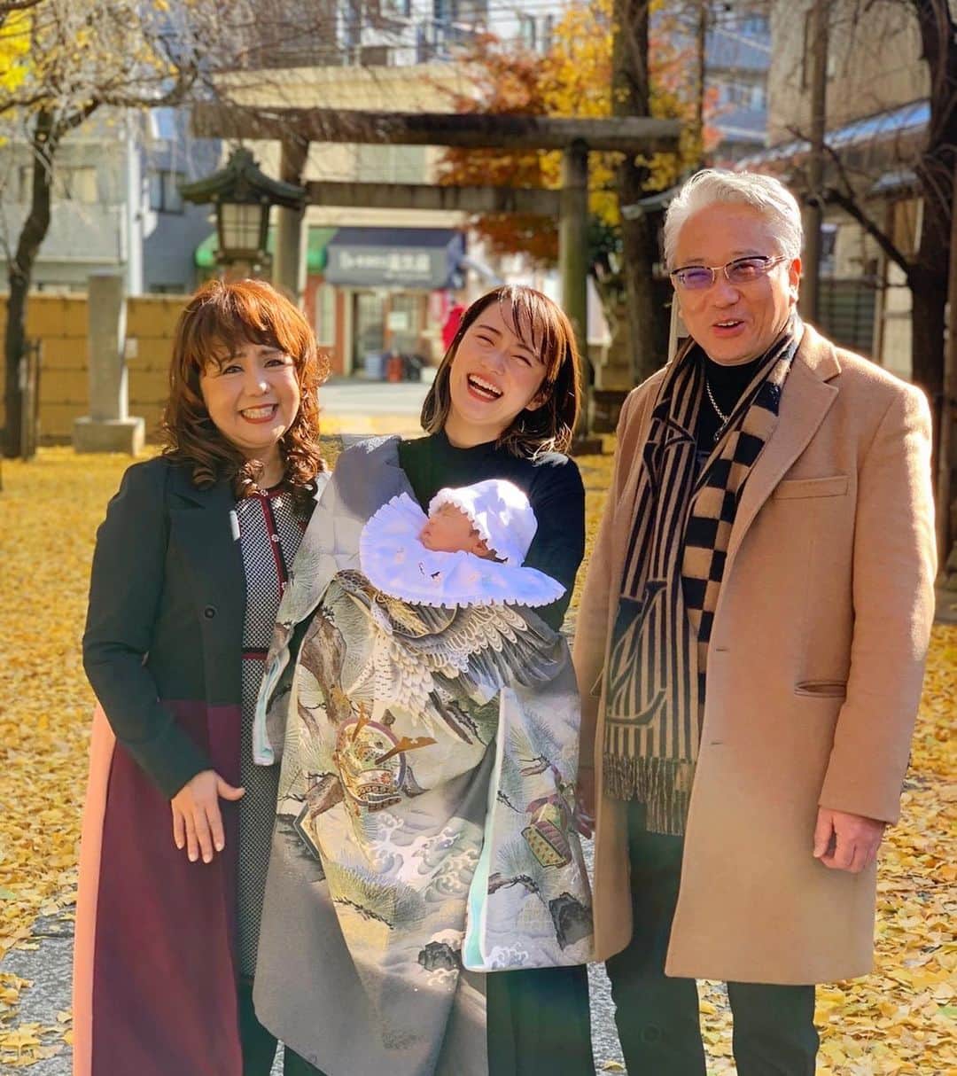 のインスタグラム：「お宮参りしてきました❤️  氏神様に赤ちゃんが無事に生まれたご報告と 健やかな成長を祈願してきました‼️ 祝詞を読んでいただいてる時に 本殿の中に 外からすーーーーーっと風が吹いてきて❤️ ボスを祝福してくれてる感じがした＾＾ 一方ボスは、冷たい風も大きな声も音も何も気にせず堂々といびきをかきながら寝ておられましたw 流石です！w  親バカ 孫バカ になりながら、デジタルカメラと携帯で写真を思う存分撮りまくりましたw 産着も着られたし❤️ 家族みんなで外で写真が撮れて満足❤️  ベビーカーのデビューもしたのだけど、 写真撮り忘れてしまったので またの機会に載せます♫ でも当分はまだ、抱っこかな❤️w  #お宮参り #baby  #boy #授乳 #新生児 #新米ママ #男の子ママ #男の子ベビー #成長記録 #日常 #赤ちゃん   #私のリアル」