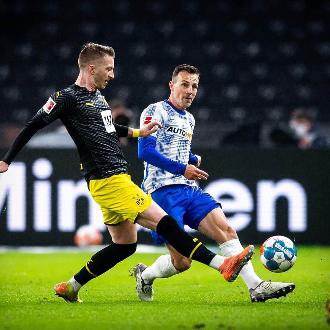 ヴラディミール・ダリダのインスタグラム：「Great team performance 👏💙🤍 Frohe Weihnachten an alle und einen guten Rutsch ins neue Jahr 🎁🎊🎉」