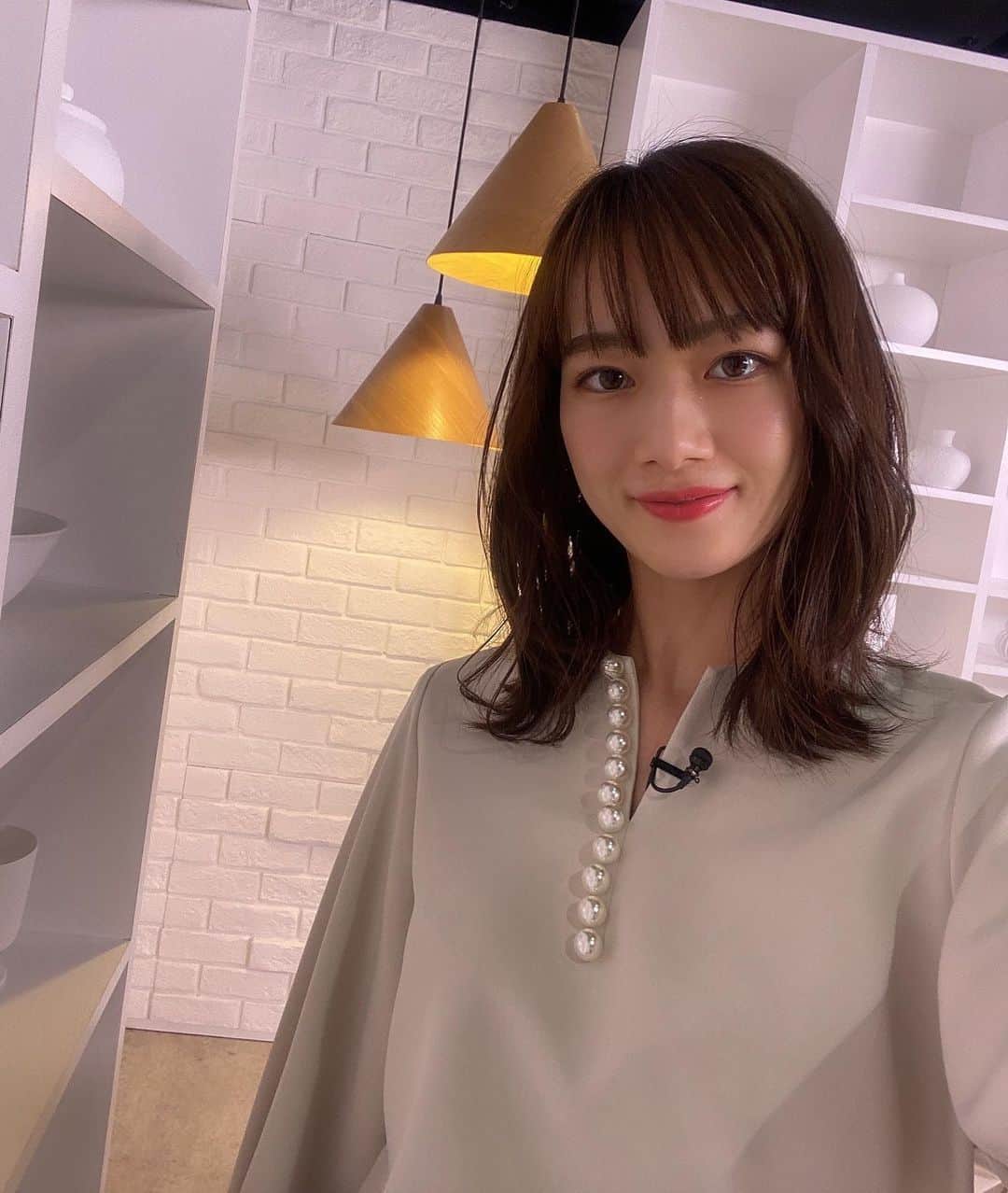のインスタグラム：「今日はパールが可愛いブラウスを着ました🐈‍⬛🤍 ⁡ ご覧いただいた方ありがとうございました☺️ ⁡ 今朝はとっても冷え込みましたね❄️ 寒さが続きそうなので、暖かくして過ごしましょう😷 ⁡ ✴︎ あす月曜日は、朝6時〜12時まで ニュース担当します☀️ ⁡ #tbsニュース #tbs #衣装 #アナウンサー衣装 #私服 #ヘアアレンジ #アナウンサー #フリーアナウンサー #キャスター #tonal」